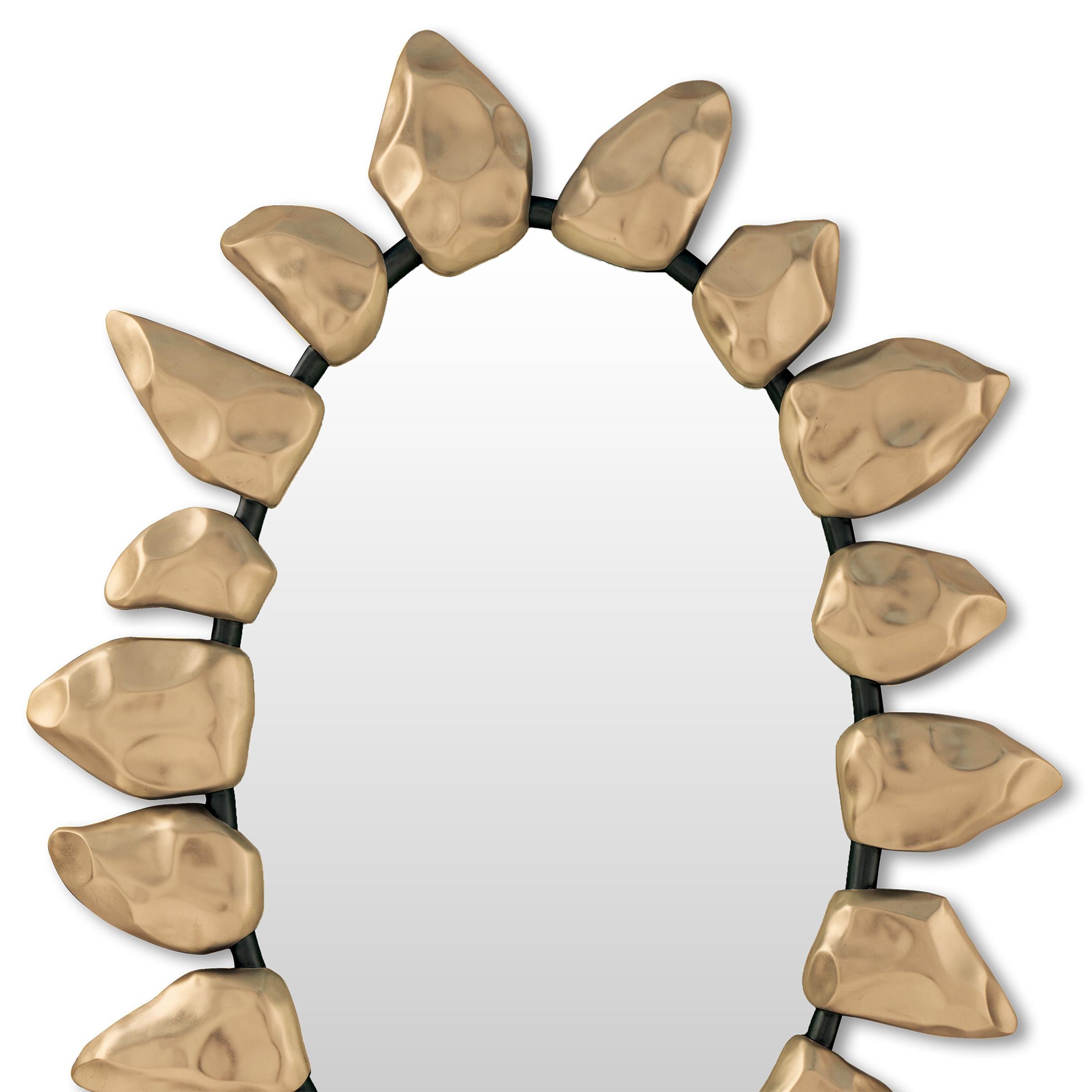 Mirror Golden Silex with hand-carved solid
mahogany wood, like shark teeth with gold
leaf paint. With mirror glass circled by a black 
satin frame.
Also available with teeth in white satin and circled 
frame in moon dust finish. Or with teeth in