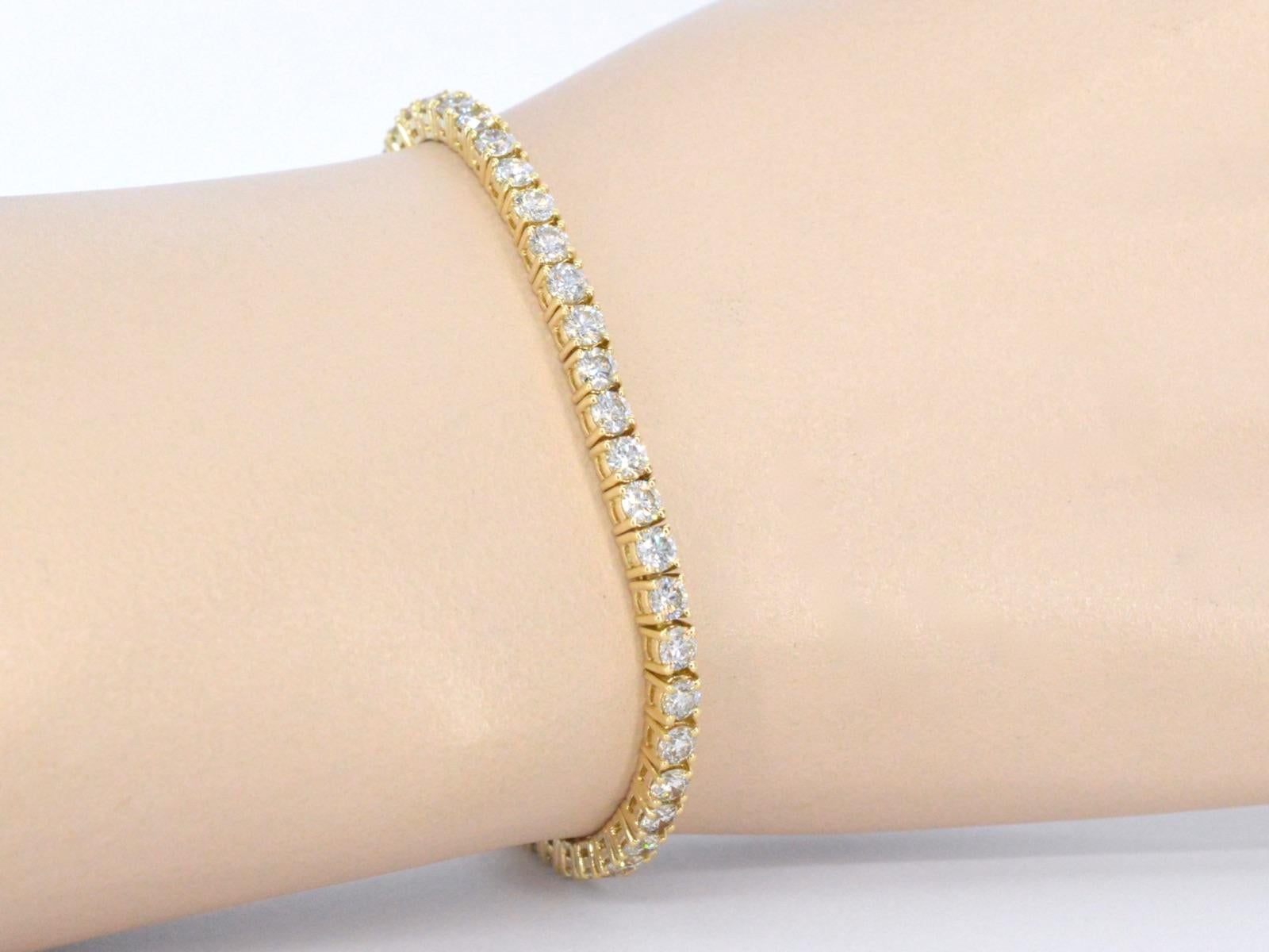 One 18 karat gold tennis bracelet with 56 sparkling white diamonds.

with 56 perfectly matching diamonds this bracelet is the ideal size for an exclusive tennis bracelet. The ideal bracelet that matches with everything and truly belongs to any