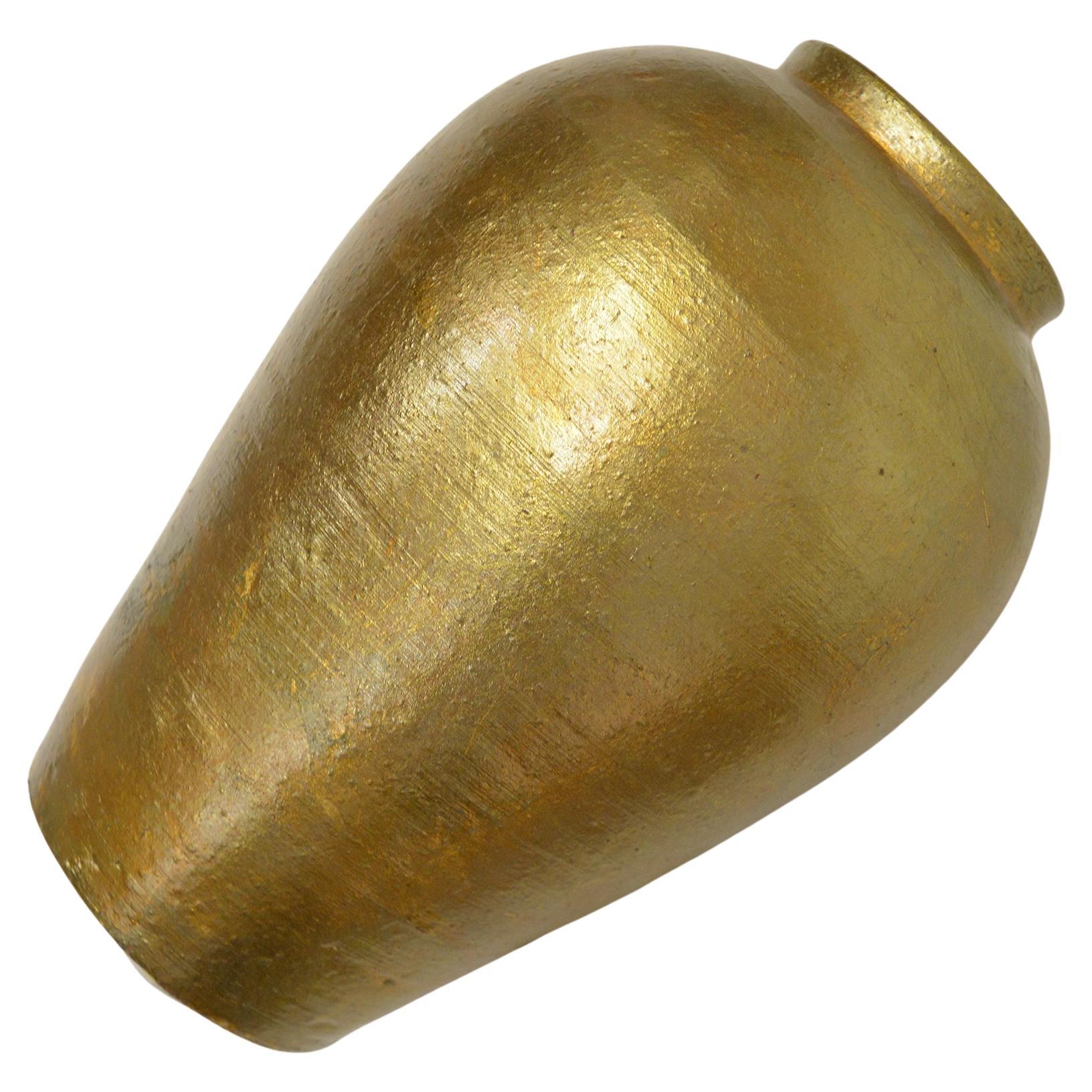 Giovanni Patrini è stato uno dei più famosi architetti e designer italiani del XX secolo. 
Questo vaso in terracotta dorata è semplice e bello, da posizionare ovunque, anche su una libreria.
Può anche essere la base di una lampada.


rif. O/4248.