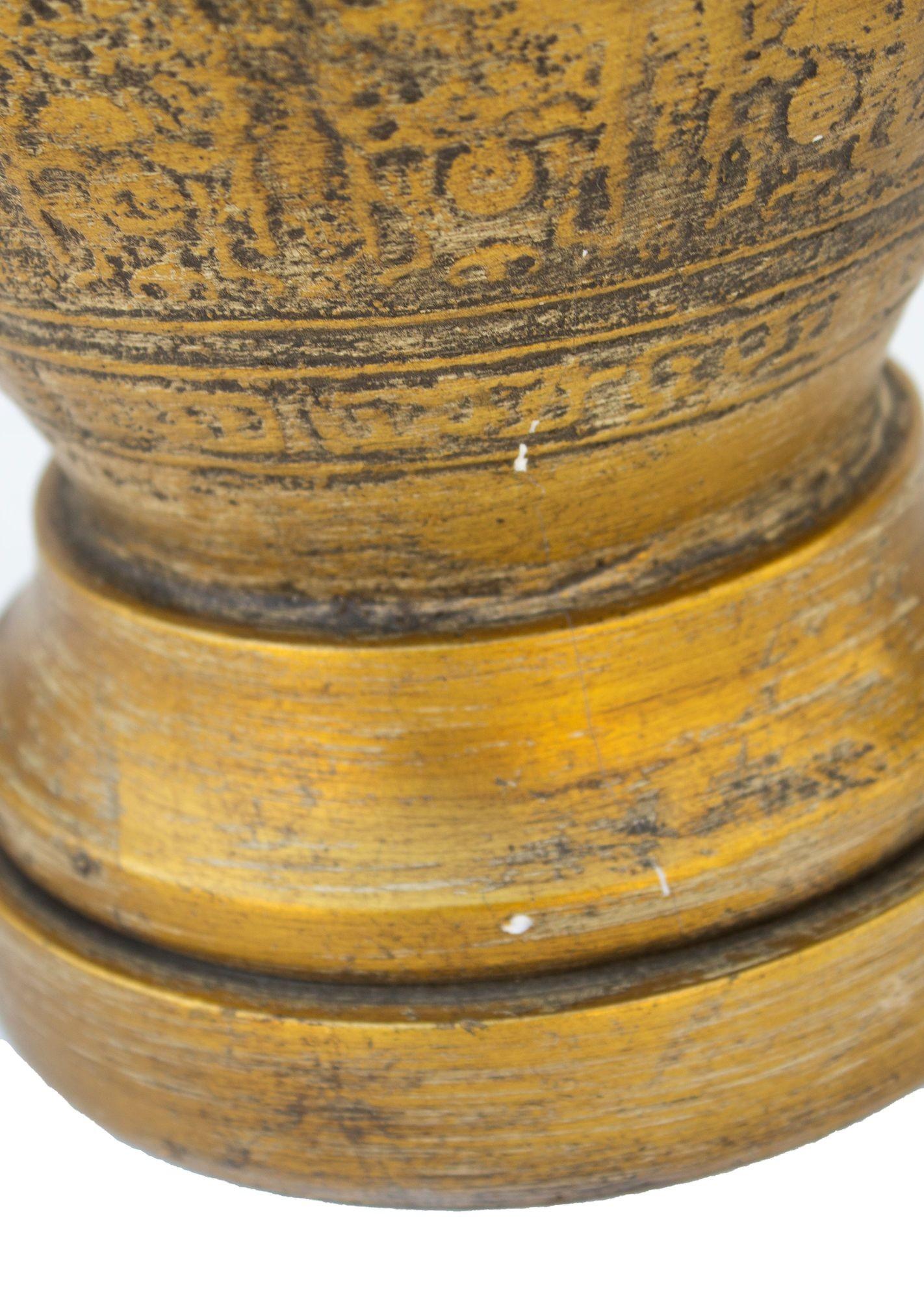 Golden Goldene strukturierte Keramik-Tischlampe (Hollywood Regency) im Angebot