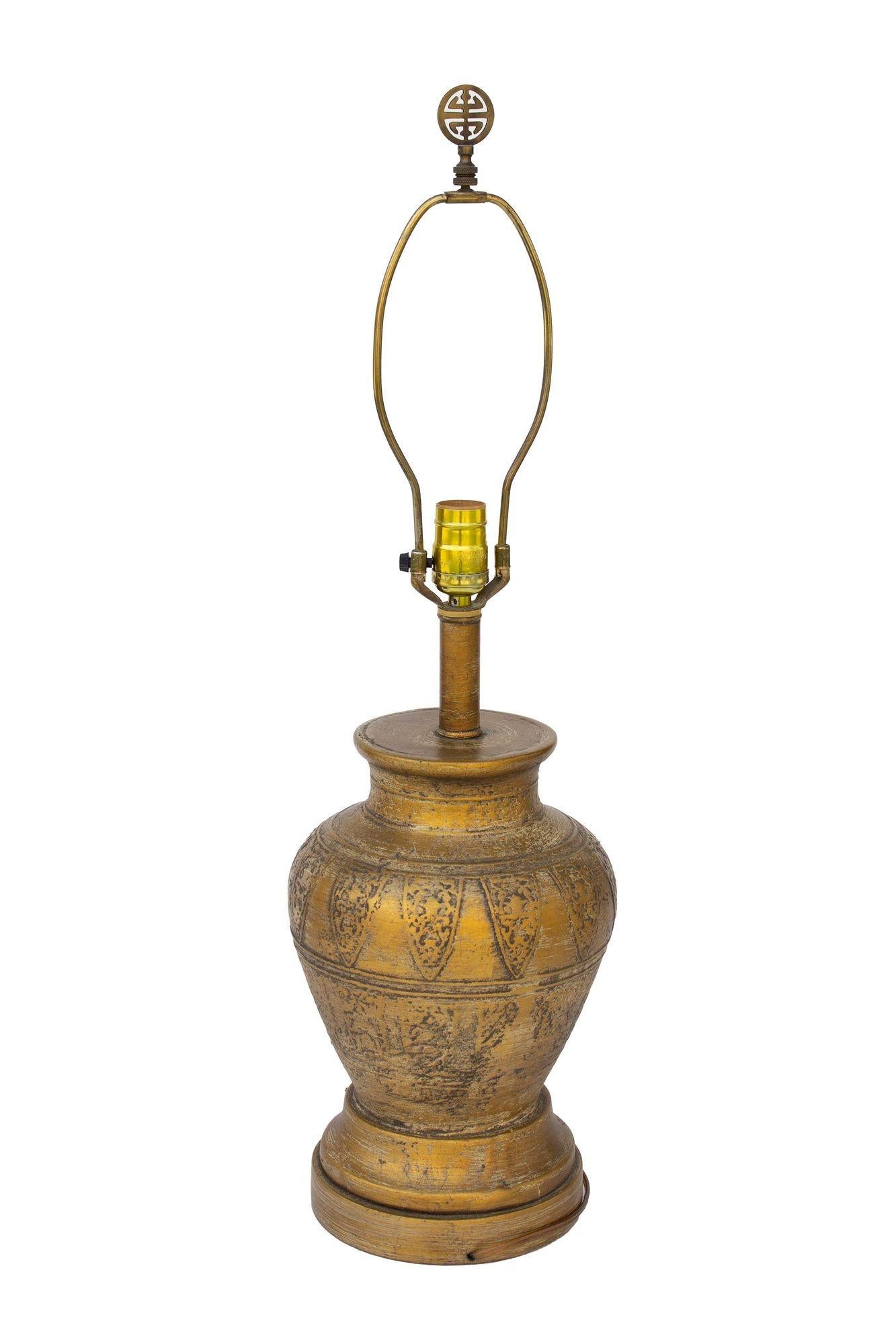 Golden Goldene strukturierte Keramik-Tischlampe (Messing) im Angebot