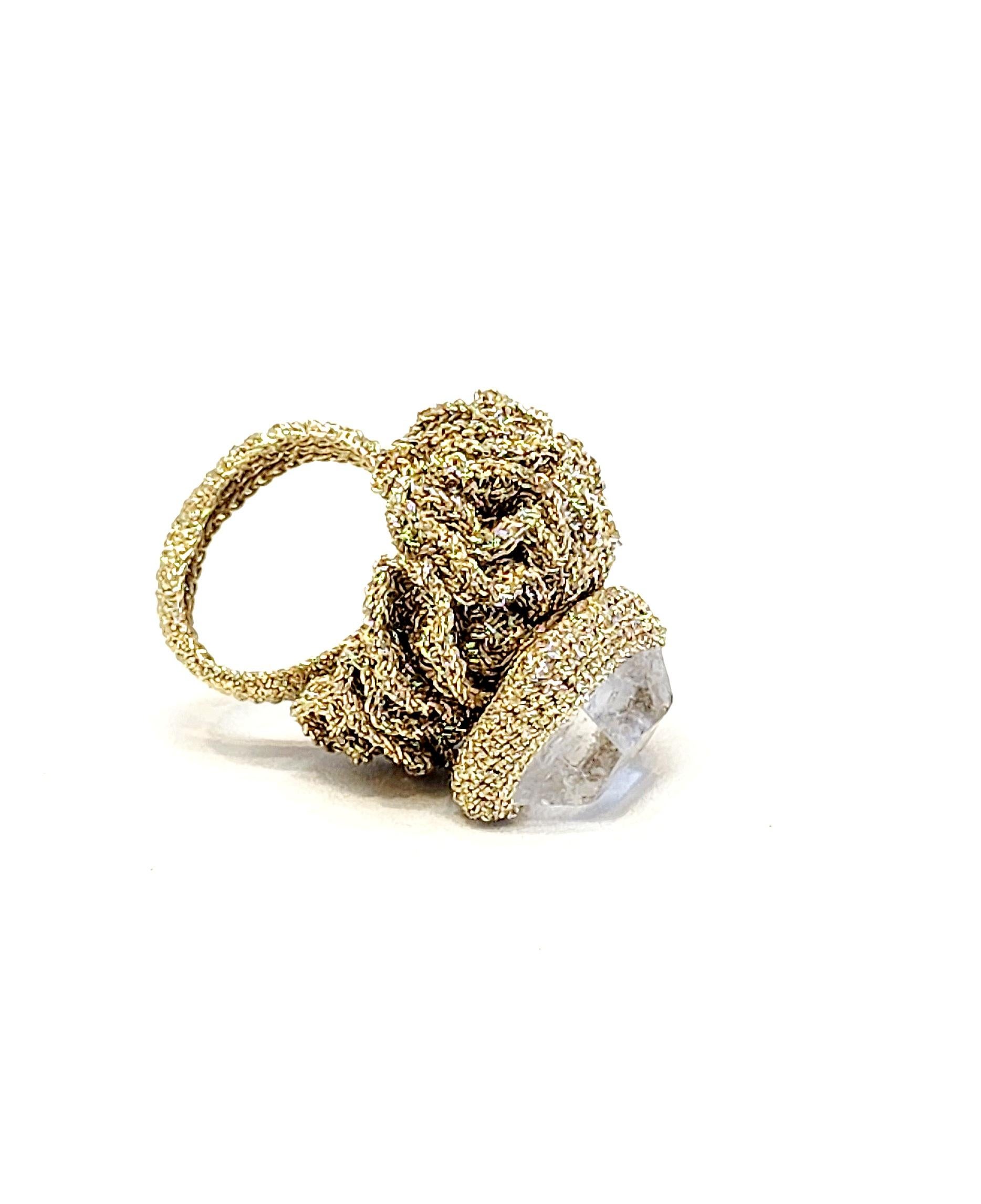 Goldener goldener gehäkelter Ring mit Kristall-Kristall- Clear Stone (Rohschliff) im Angebot