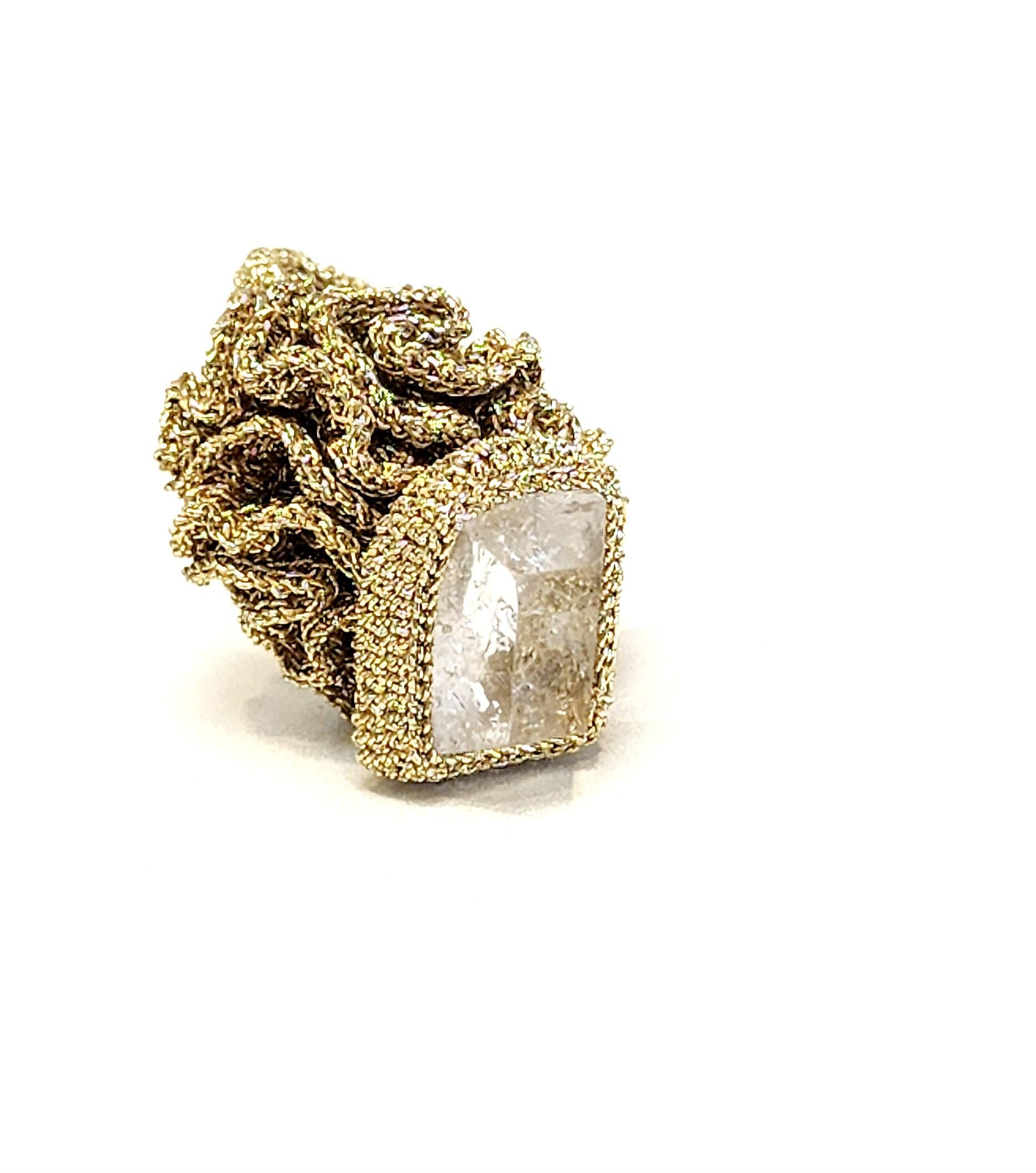 Goldener goldener gehäkelter Ring mit Kristall-Kristall- Clear Stone Damen im Angebot