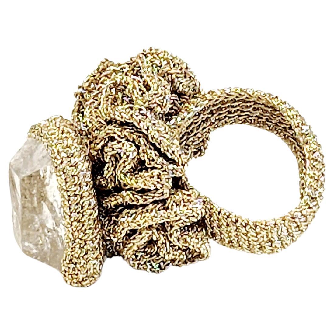 Goldener goldener gehäkelter Ring mit Kristall-Kristall- Clear Stone im Angebot