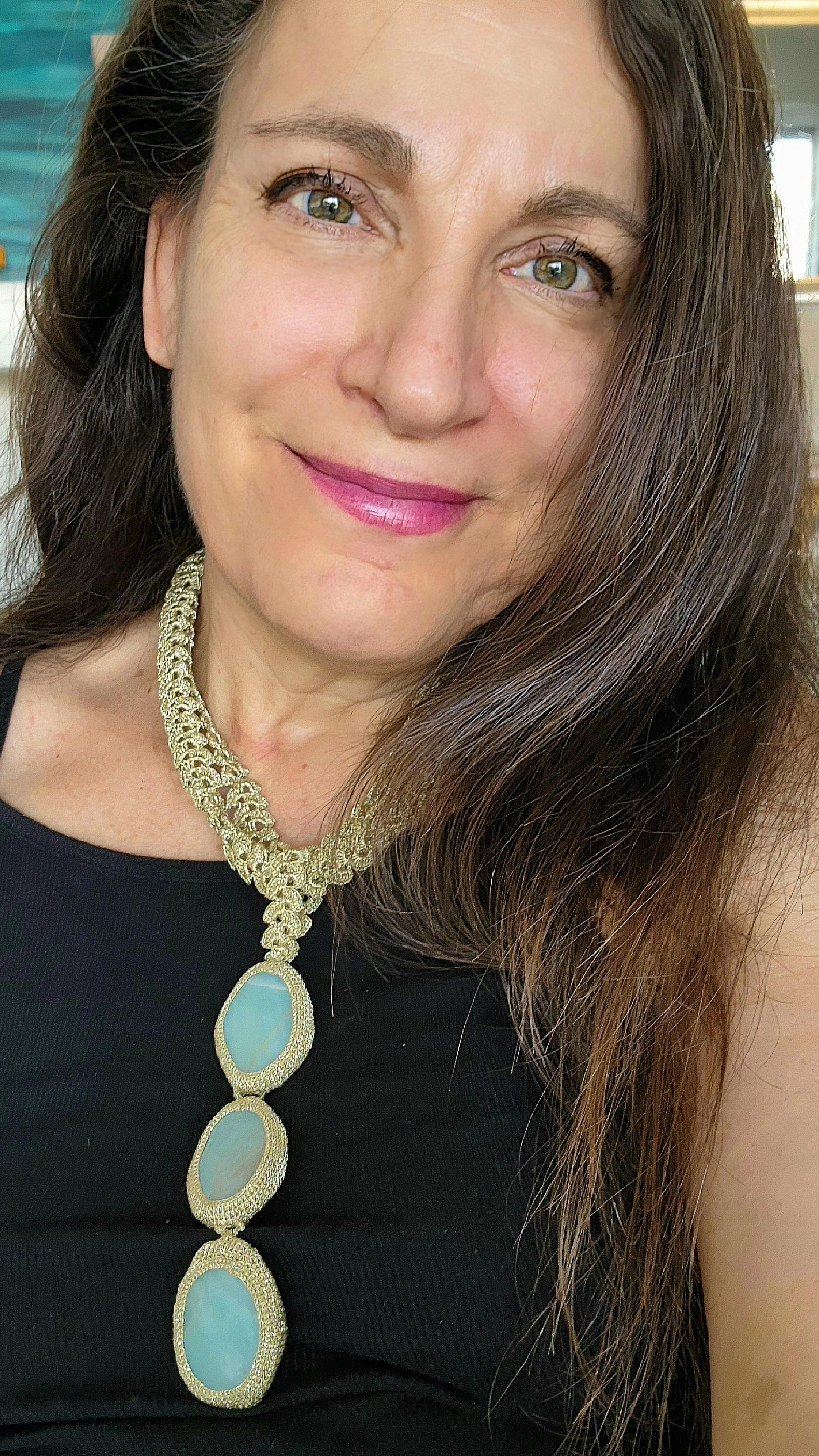 Goldener goldener Faden Handgehäkelter einzigartiger Schal Halskette Amazonit Einzigartig im Zustand „Neu“ im Angebot in Kfar Sava, IL