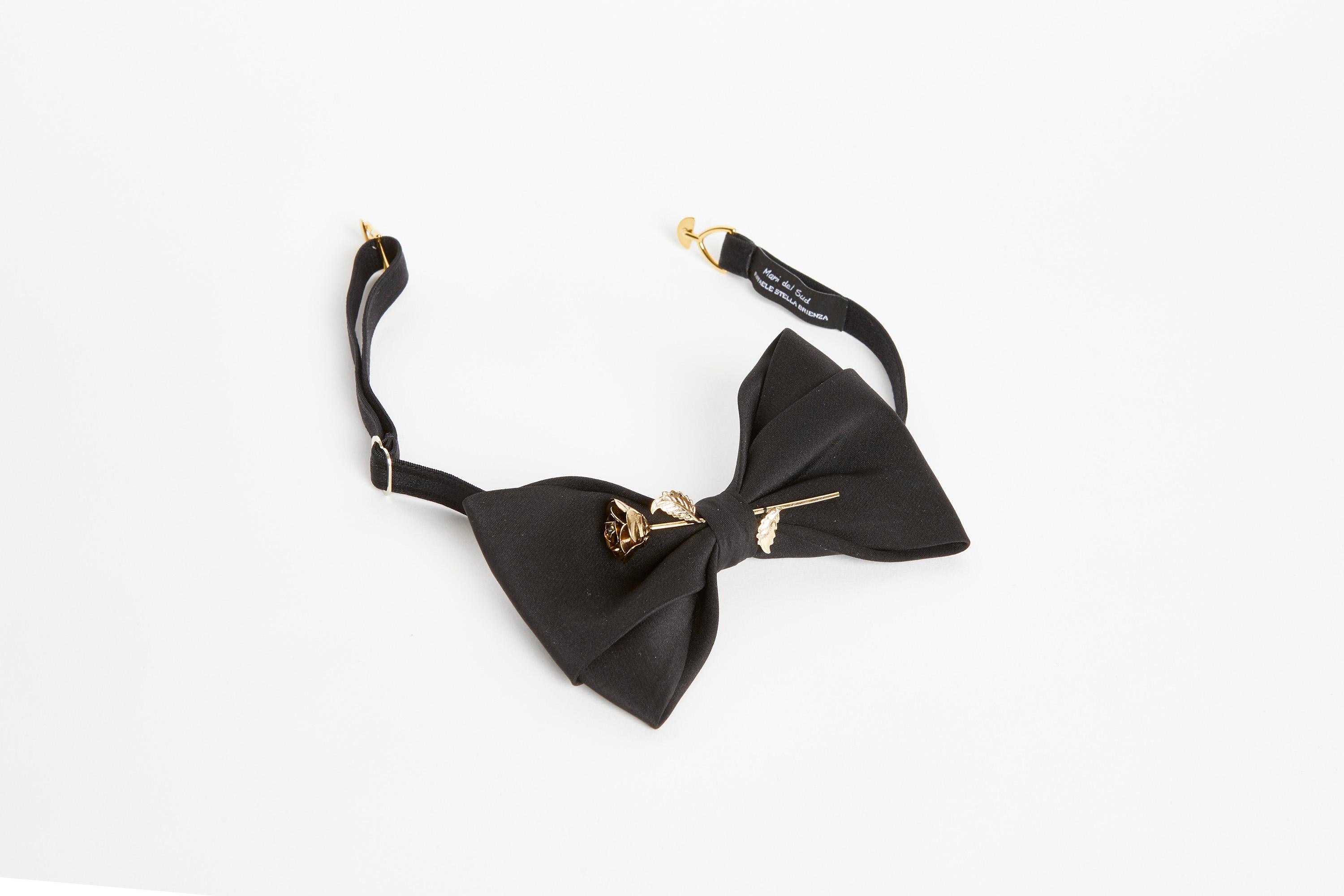 Golden tone rose in a black silk plain papillon NWOT
totally made in italy

FABRIC COLOR: Black
DECORATION COLOR: Gold
SIZE: One size fits all 
MAIN FABRIC: 100% silk
DECORATION: Metal Rose
STRAP: Adjustable elastic with sliding (87% PA - 13% EA -