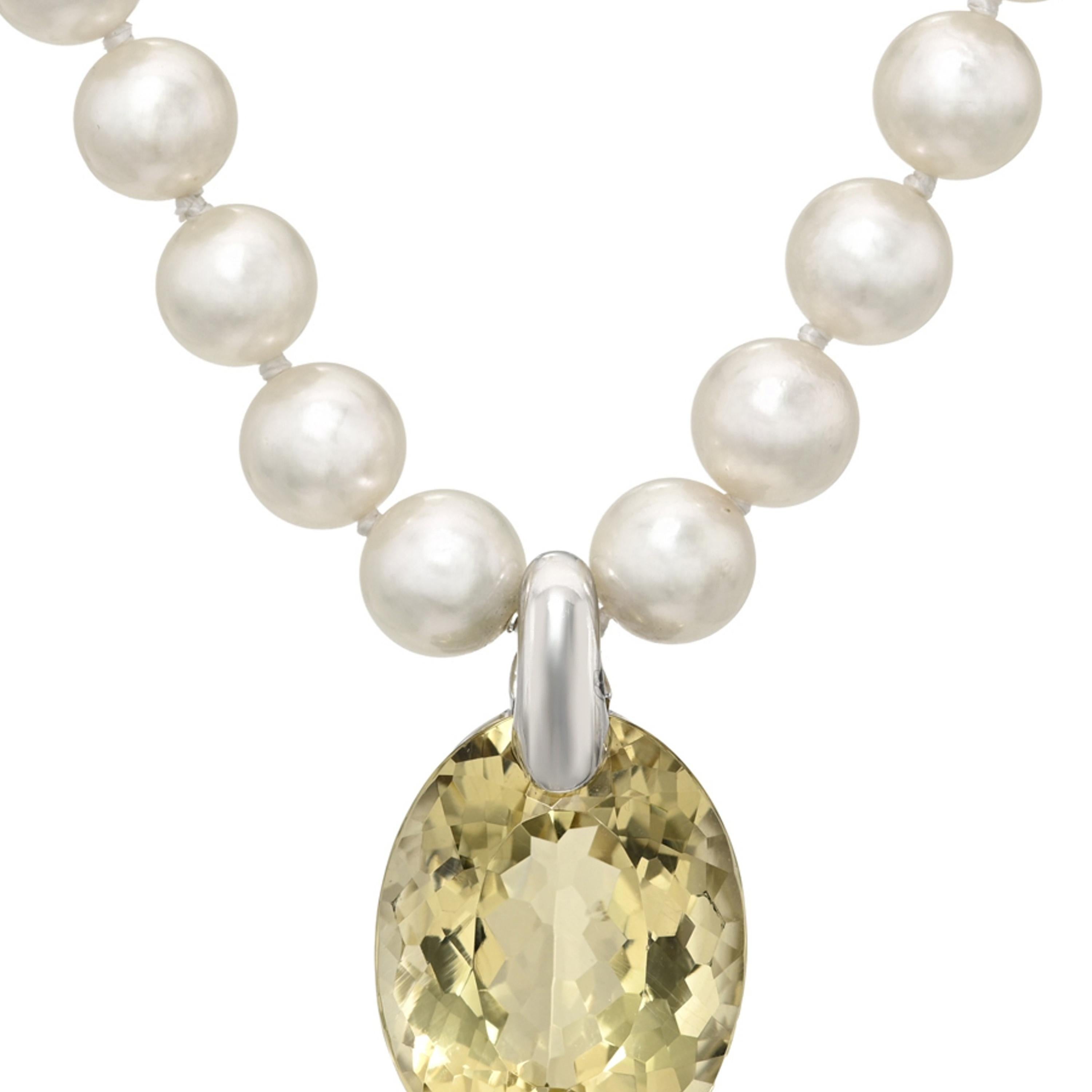 Contemporaneo Ciondolo di topazio dorato da 21,94 carati su filo di perle da 7,5 mm in oro bianco - Merkaba in vendita