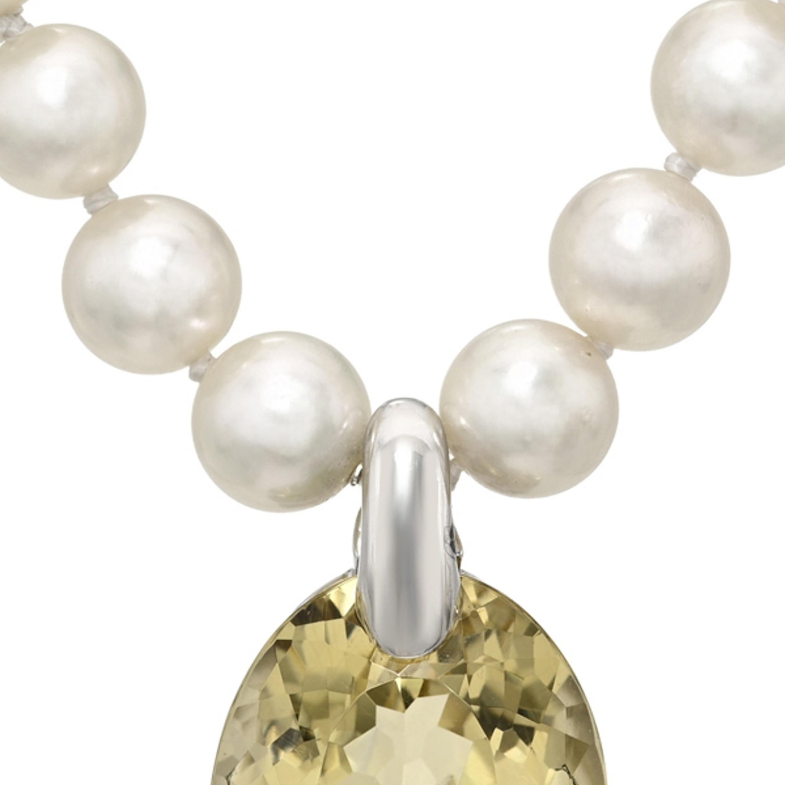 Taglio ovale Ciondolo di topazio dorato da 21,94 carati su filo di perle da 7,5 mm in oro bianco - Merkaba in vendita