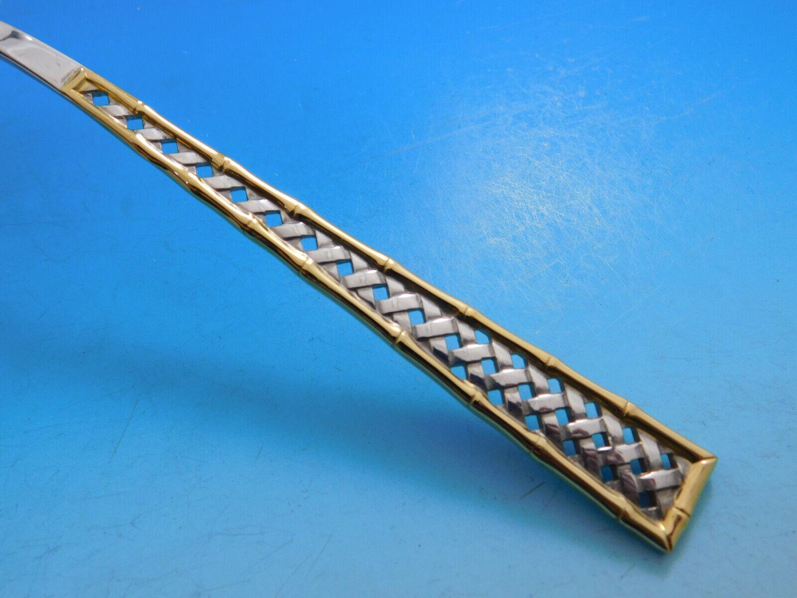 Wunderschönes Golden Tradewinds by International Besteck aus Sterlingsilber - 66 Teile. Dieses Muster zeichnet sich durch ein Korbflechtmuster und eine Bambusbordüre mit Goldakzent aus. Dieses Set enthält:

12 Messer, 8 3/4
