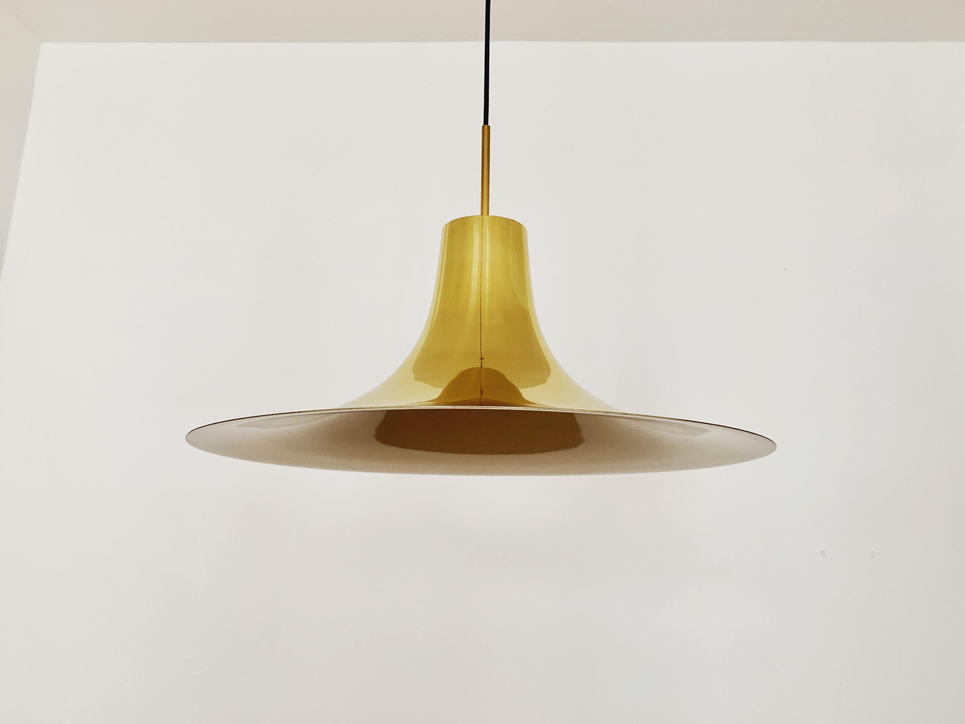 Very rare and large Danish pendant lamp from the 1960s.
The design based on a trumpet and the charisma of the lamp is particularly beautiful.
The shape creates a warm and pleasant light.
A real eye-catcher and an enrichment for every
