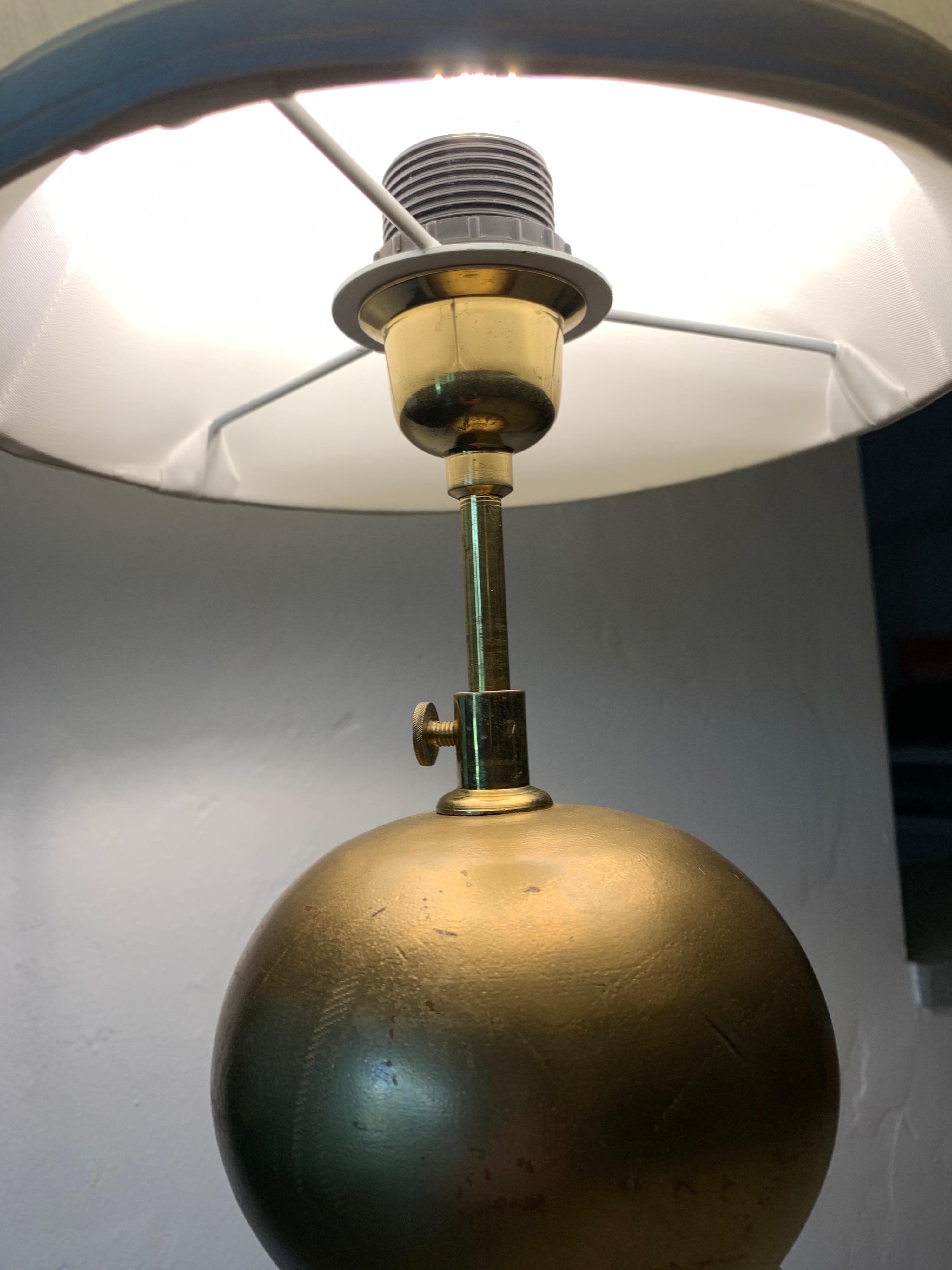 Français Lampe de table française en bois tourné doré après JMF en vente