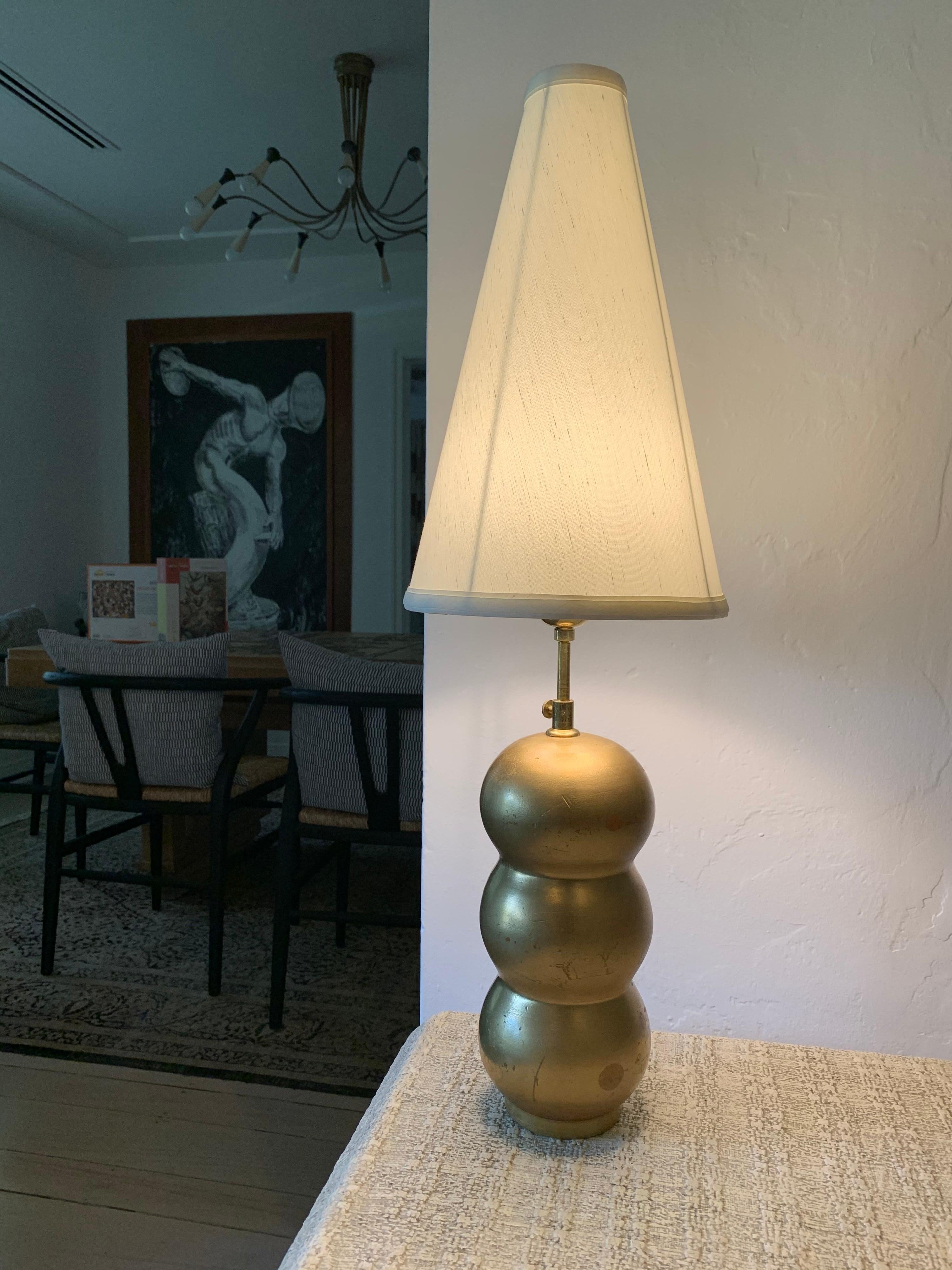 Milieu du XXe siècle Lampe de table française en bois tourné doré après JMF en vente