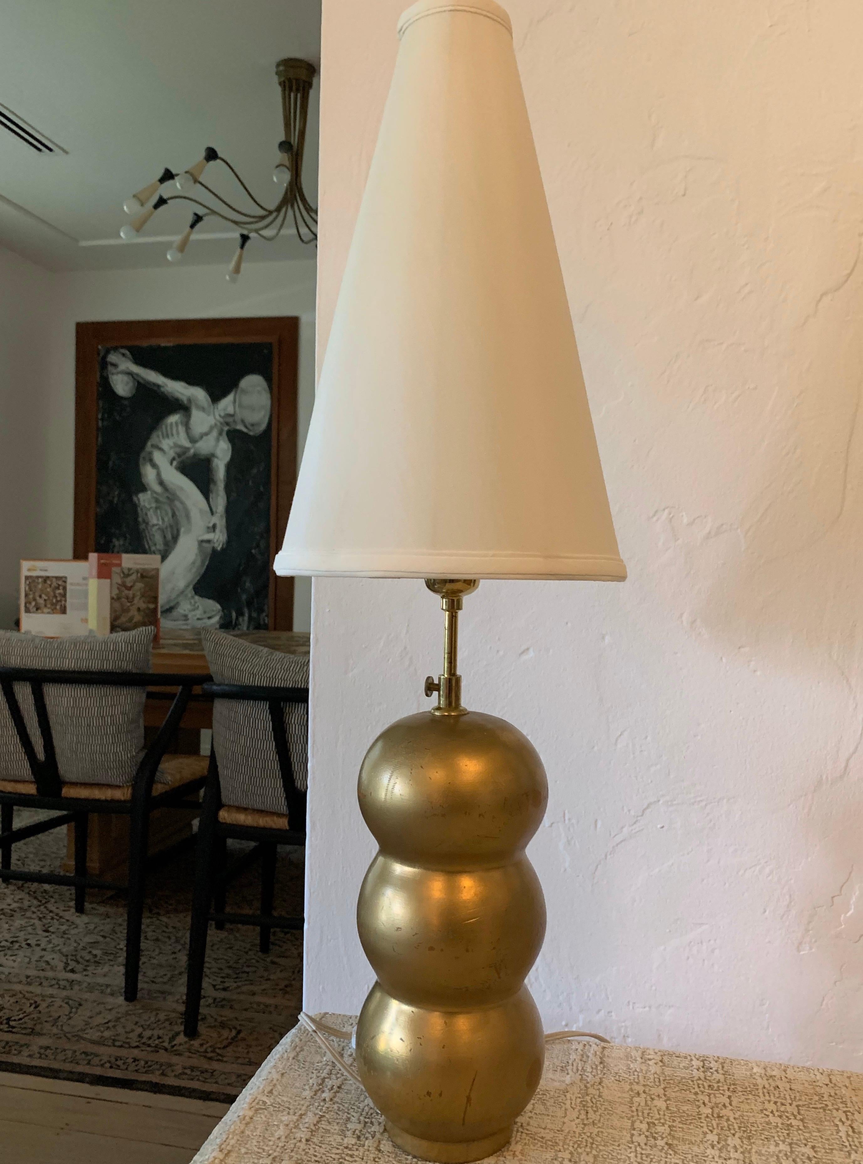 Lampe de table française en bois tourné doré après JMF en vente 1