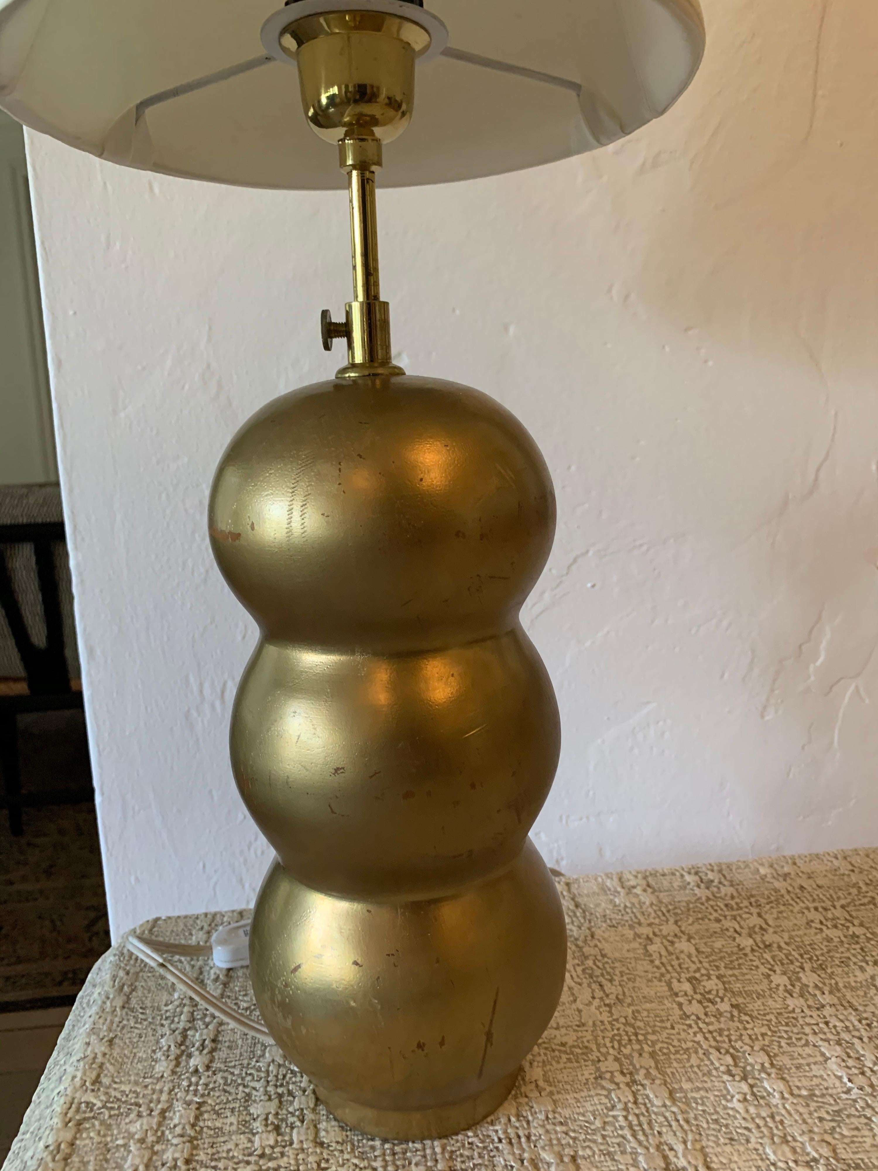Lampe de table française en bois tourné doré après JMF en vente 2