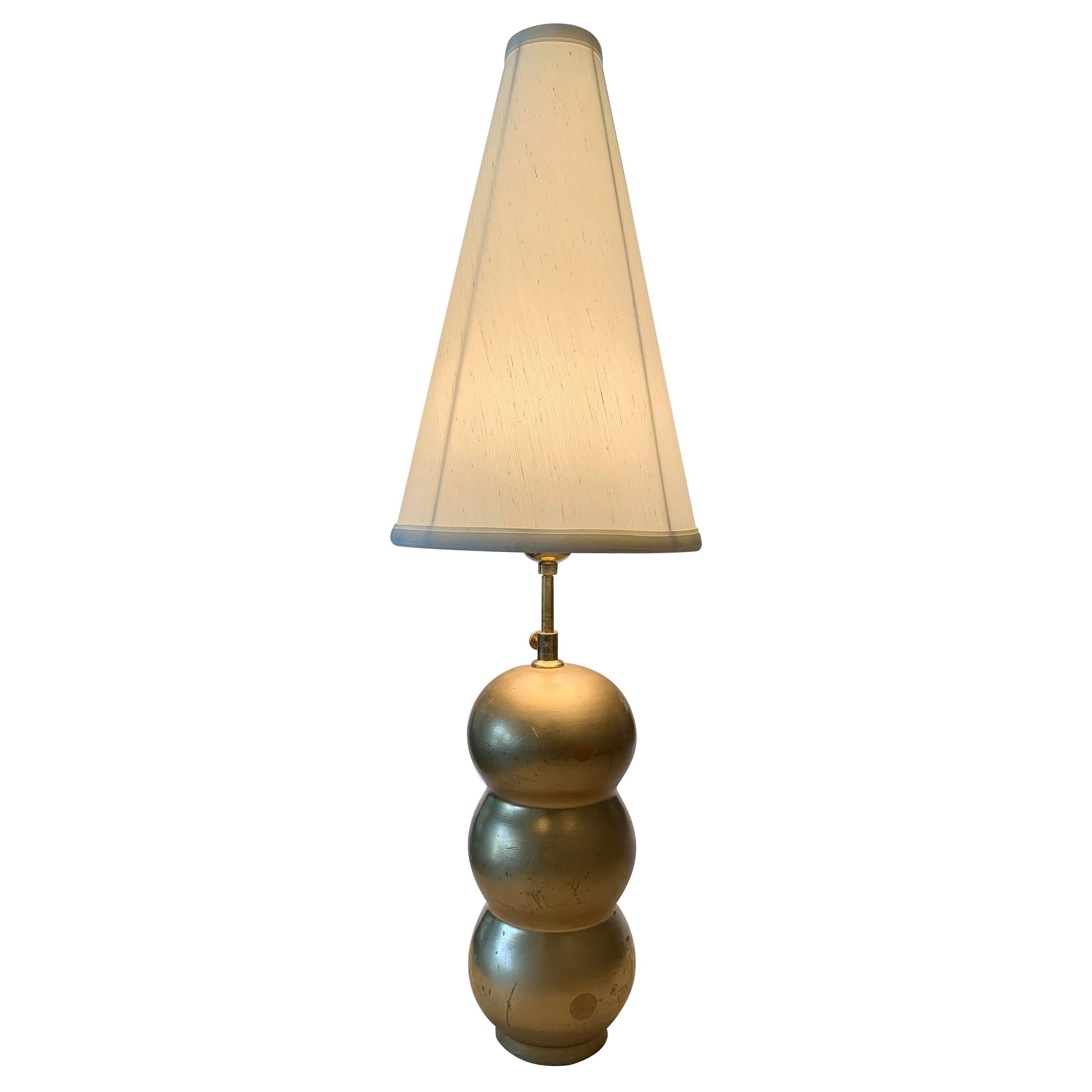 Lampe de table française en bois tourné doré après JMF en vente