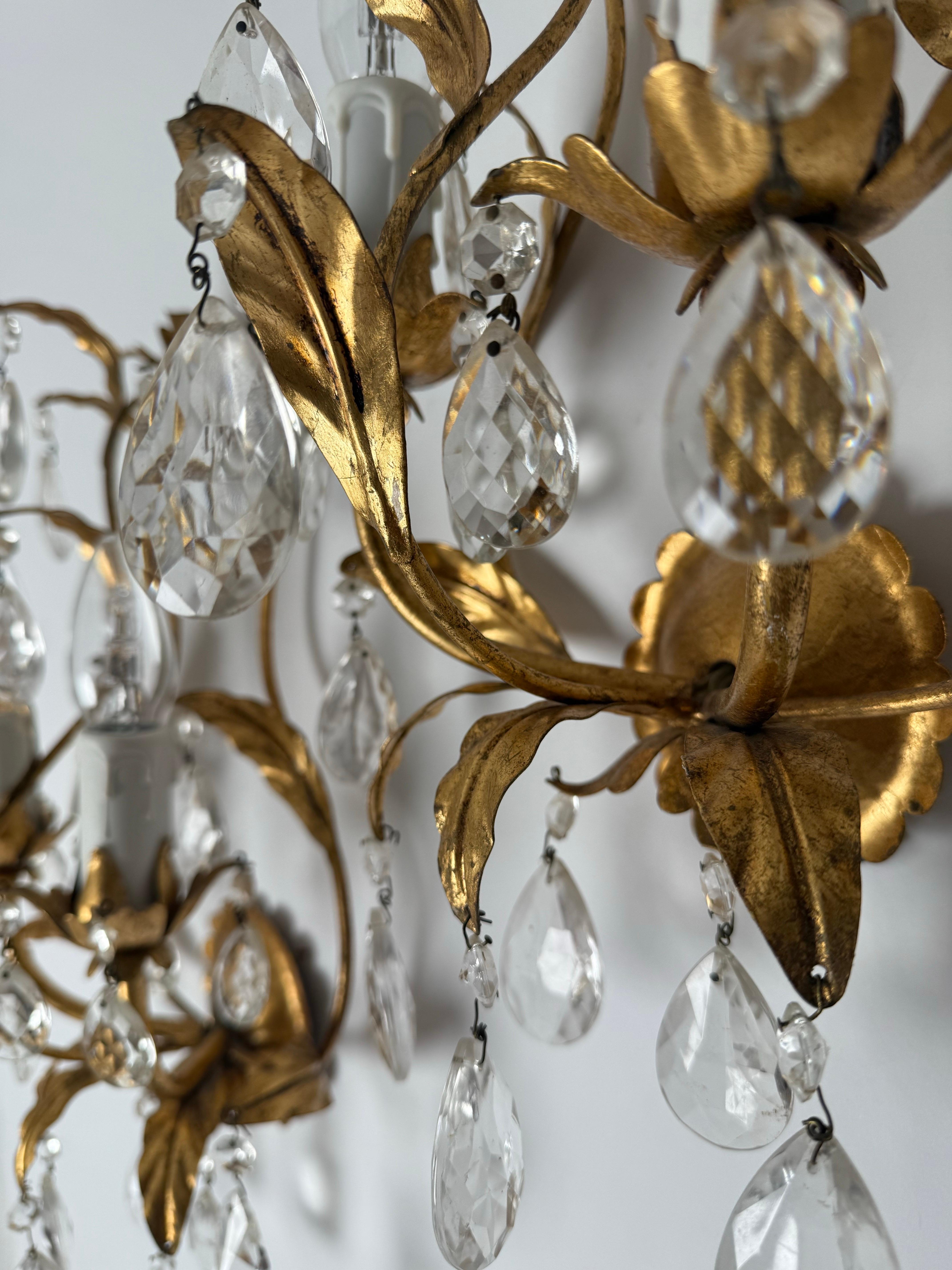 Voici un magnifique ensemble de trois appliques italiennes. Ces appliques proviennent d'une maison de maître qui les a acquises dans les années 1960 et 1970. Les appliques sont magnifiquement conçues et captent immédiatement l'attention de