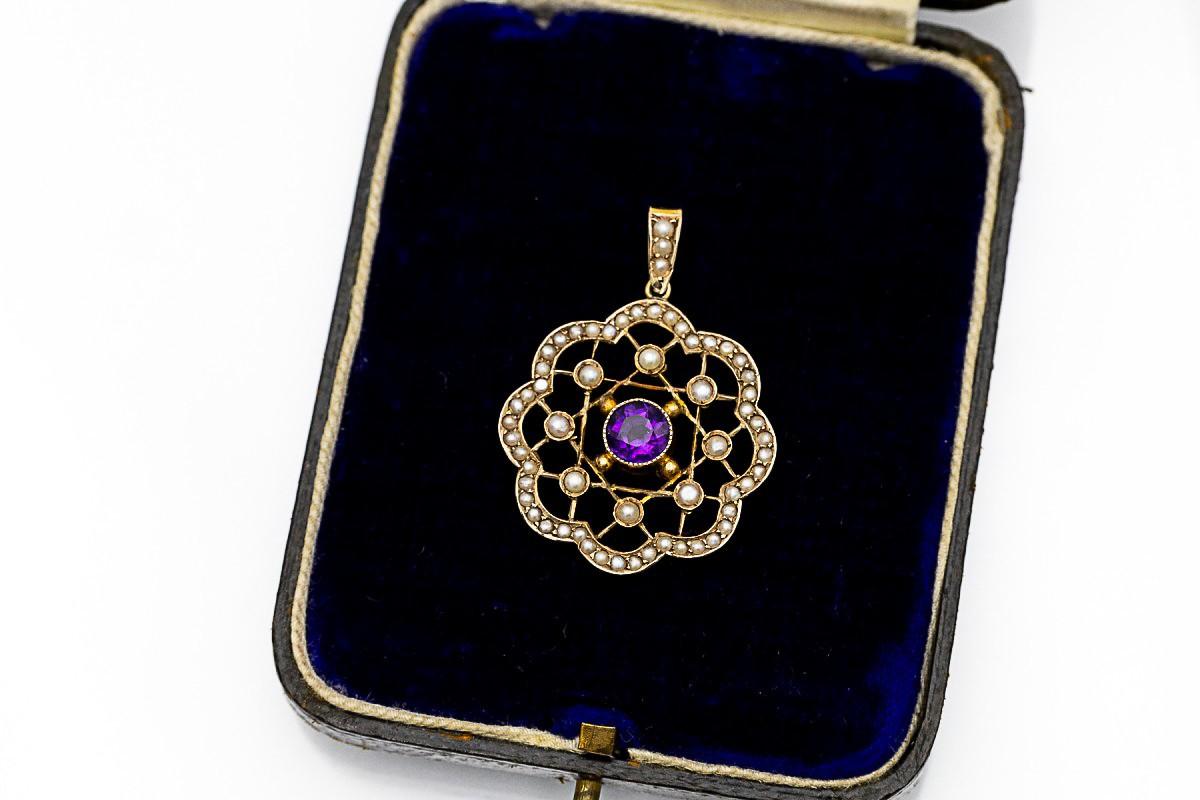 Old pendant made of 9 carat gold. Openwork form of pendant decorated with round amethyst and pearls.

Diameter: 28 mm,

The pendant comes from Chester, Great Britain, from 1910.

Product weight: 5.60g

Currently undergoing gemological examination in