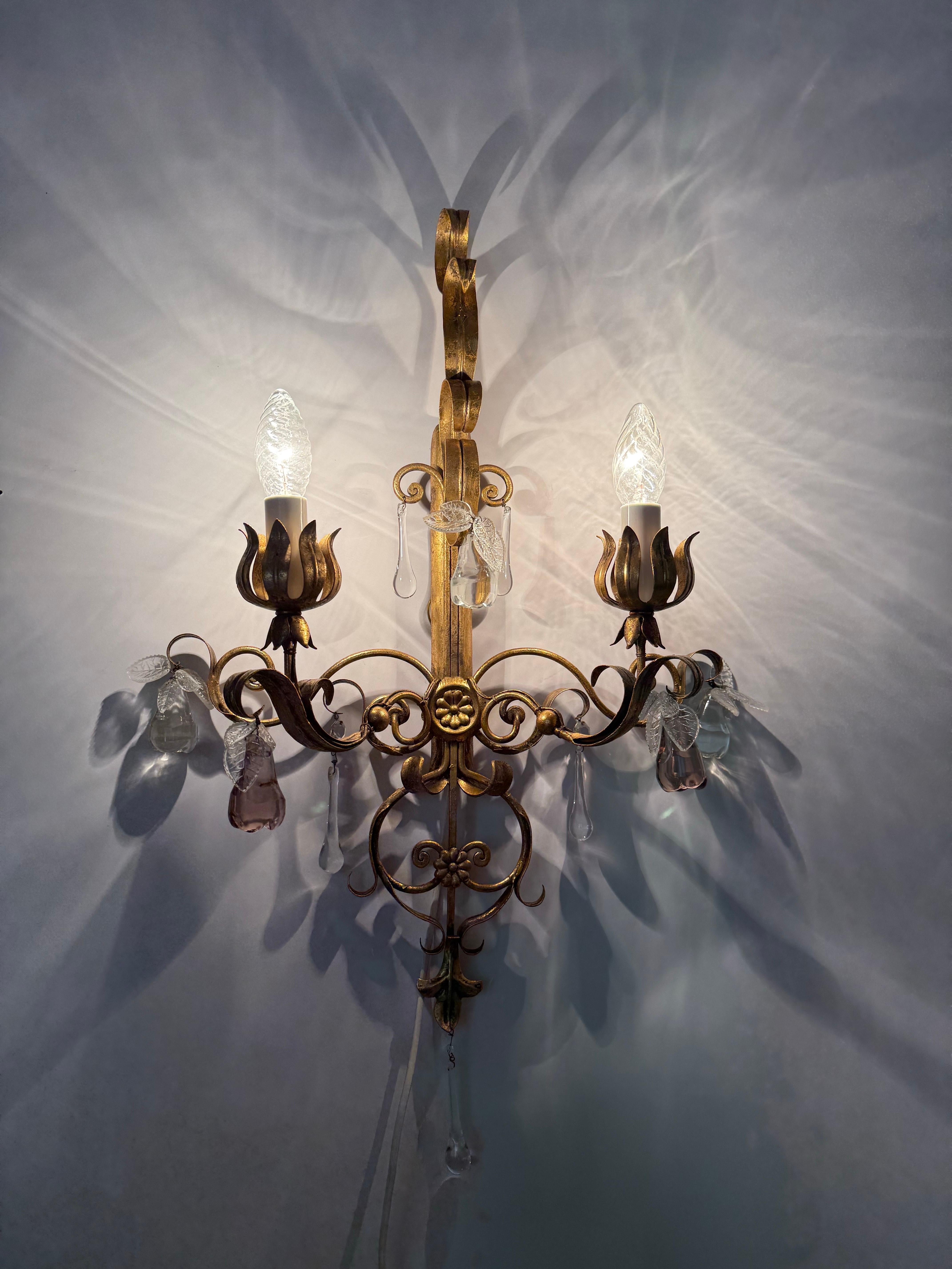 Estos grandes y raros apliques de pared de los años 50 y 60 de Palwa son algo especial. La artesanía es magistral, el dorado lo realizan maestros artesanos, y el cristal de Murano es de alta calidad, hecho a mano. Algunas de las peras de cristal son