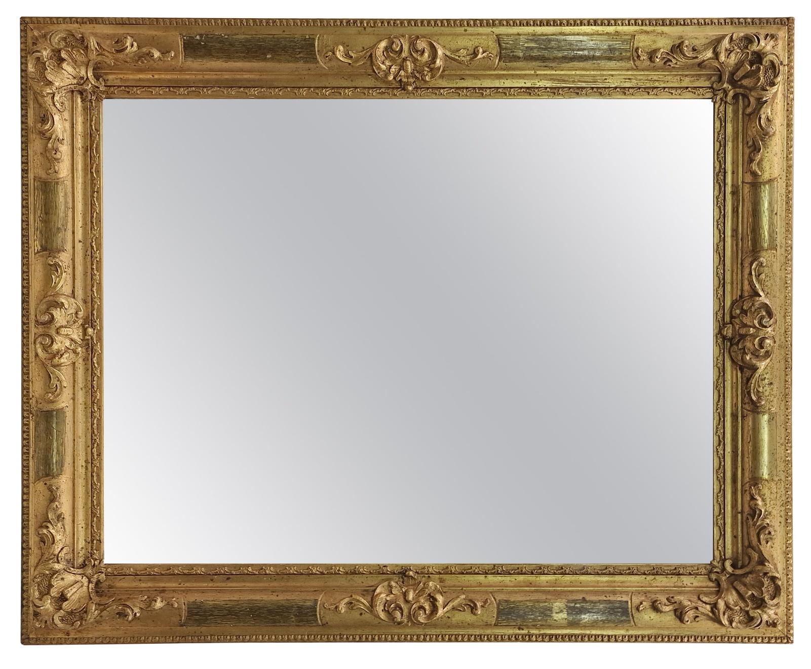 Magnifique miroir mural de la période Biedermeier, vers 1850/60, fabriqué en Autriche, Europe. 
Le miroir est dans un état impressionnant, seule la plaque du miroir a été renouvelée pour permettre son utilisation. 
Ce miroir doré, vieux d'environ