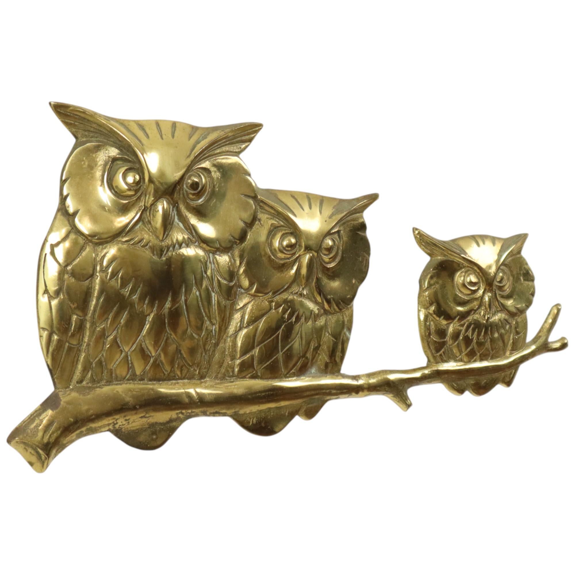 Wunderschöne goldene Vintage-Wandskulptur, Abbildung von 3 Eulen auf einem Ast, aus Messing oder gelbem Kupfer, deutsche Herstellung, von Gilde Handwerk, 70er Jahre.

Dekorative und qualitative Wanddekoration, sehr schön z.B. in einem Kinderzimmer,