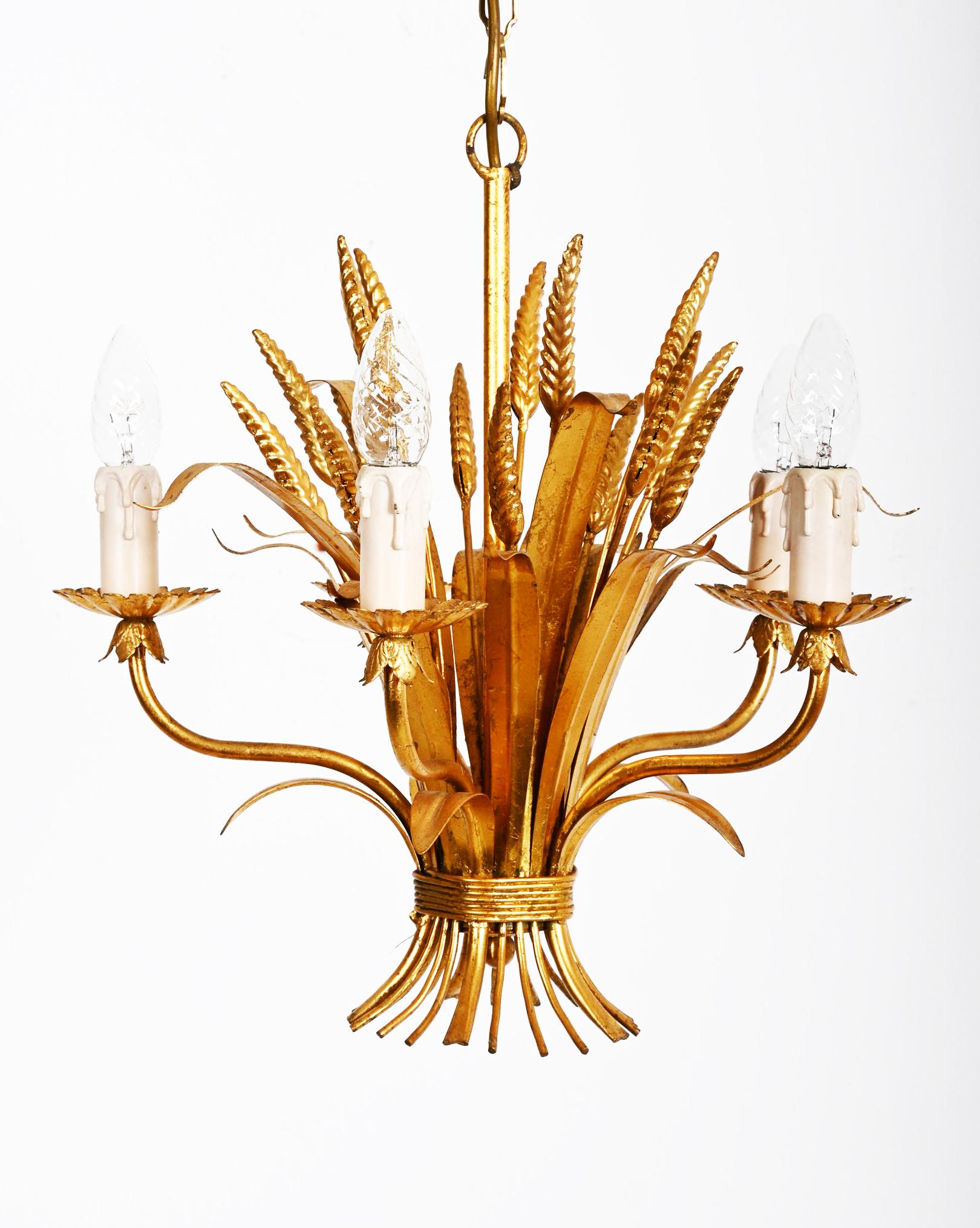 Lustre en métal doré en forme de gerbe de blé avec cinq bras munis chacun d'une prise E14. Conçu dans les années 1970 par Hans Kögl. Très bon état d'origine. 