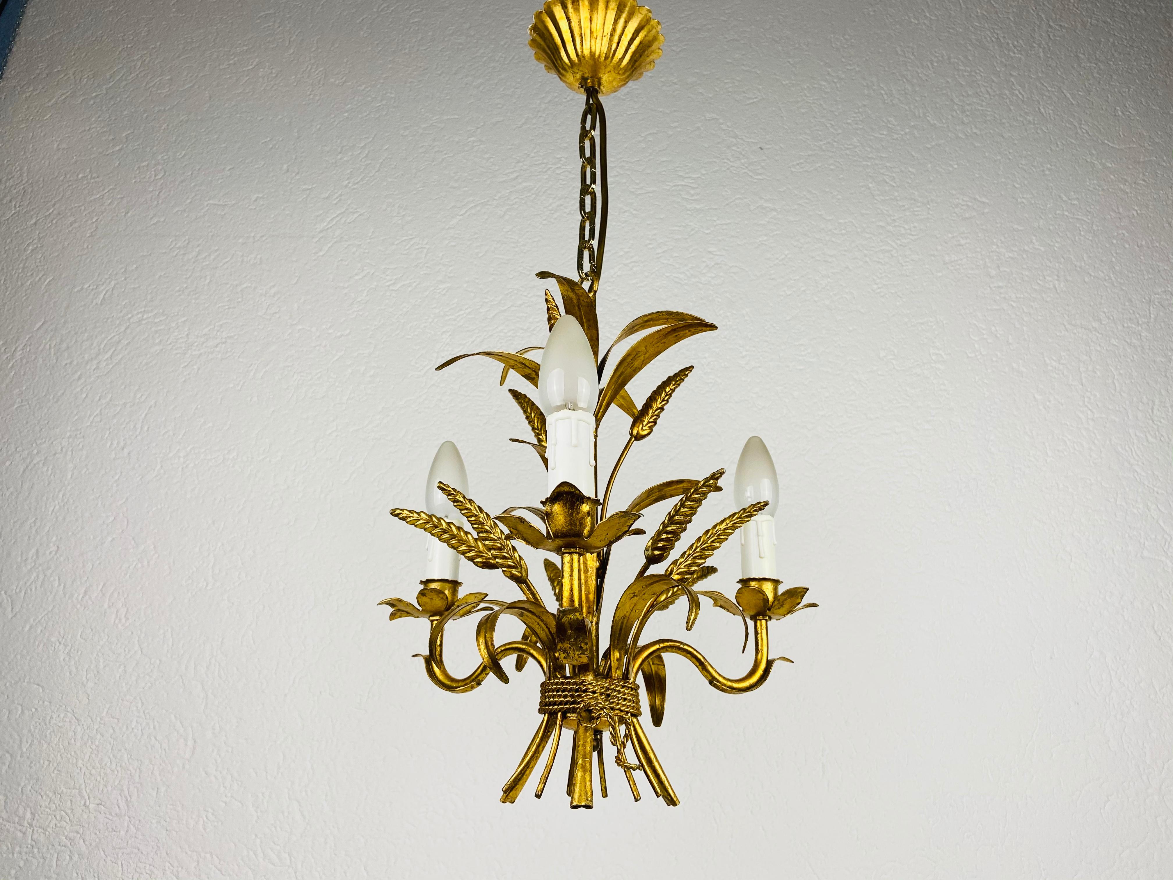 Lampada a sospensione a forma di covone di grano dorato di Hans Kögl, Germania, anni '70 in vendita 2