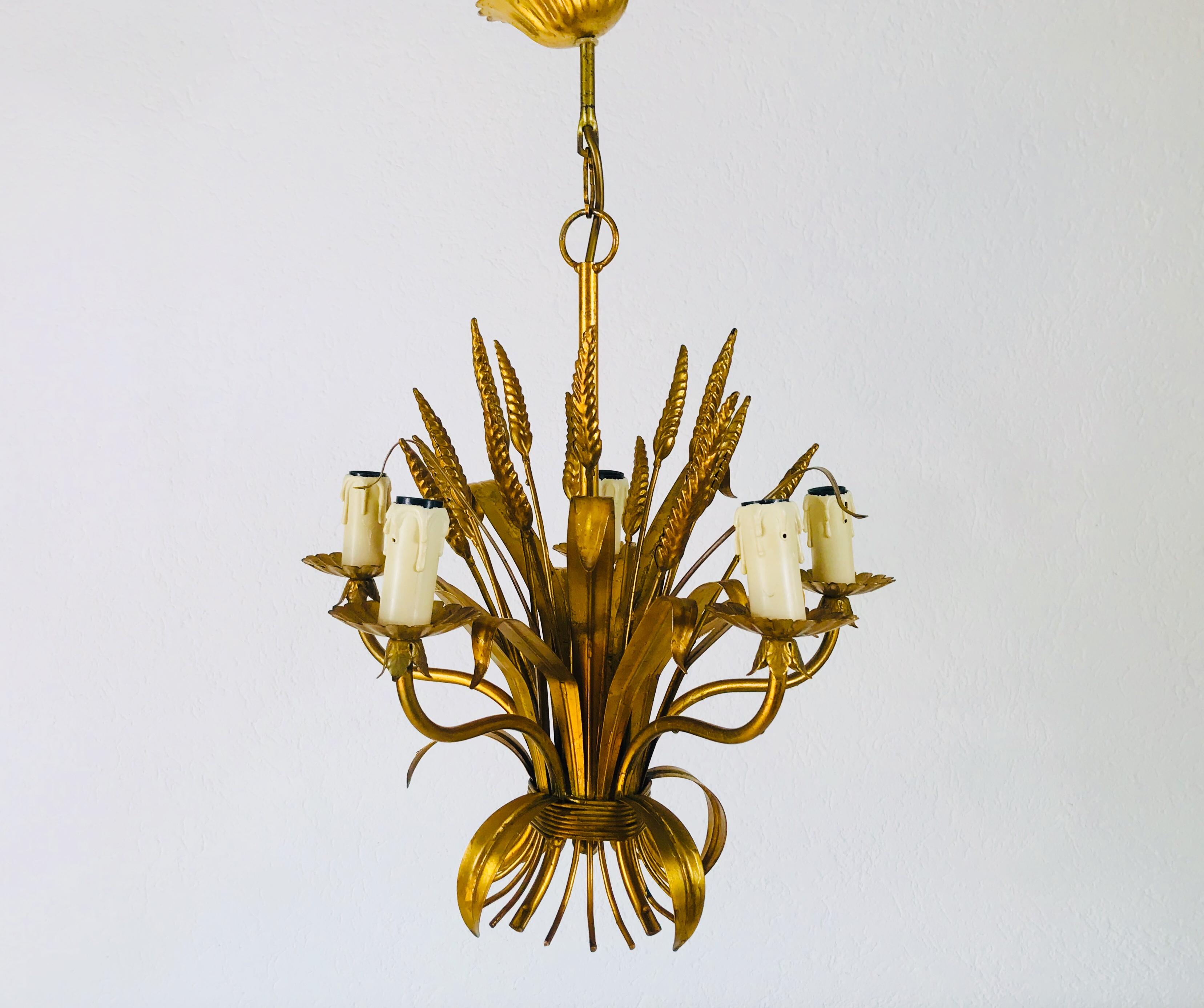 An extraordinary pendant lamp by the German designer Hans Kögl made in Germany in the 1970s. The lamp has a beautiful wheat sheaf design. It is made in the period of Hollywood Regency.

The light requires five E14 light bulbs.
