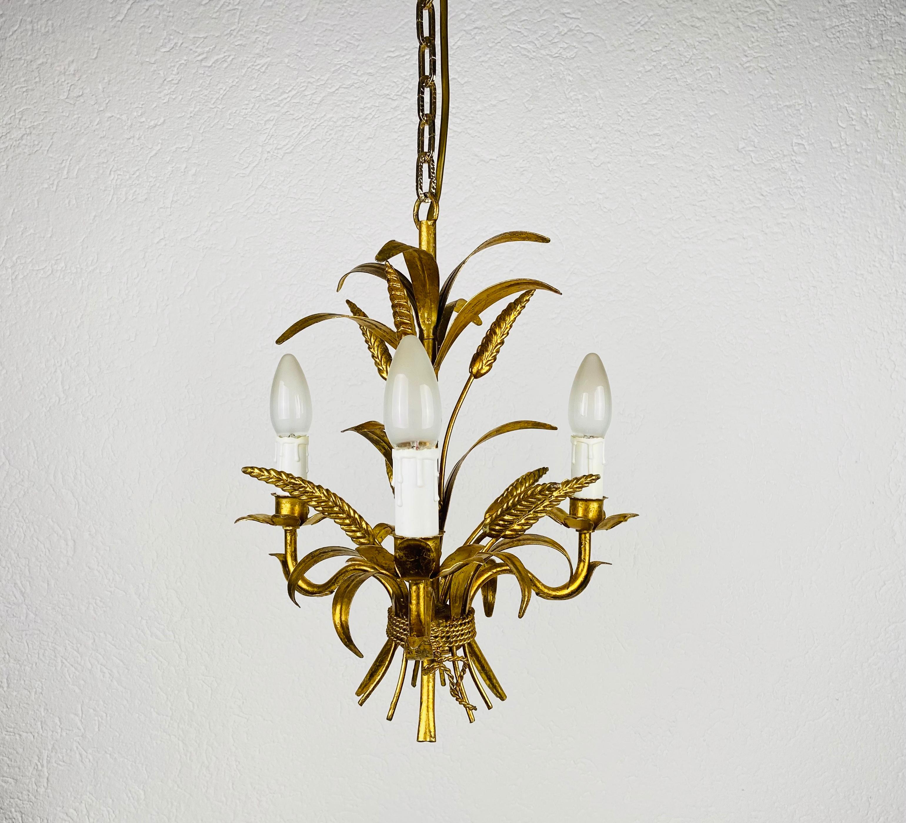 Une extraordinaire lampe suspendue du designer allemand Hans Kögl, fabriquée en Allemagne dans les années 1970. La lampe présente un magnifique motif de gerbe de blé. Il est réalisé dans la période de Hollywood Regency.

Le luminaire nécessite
