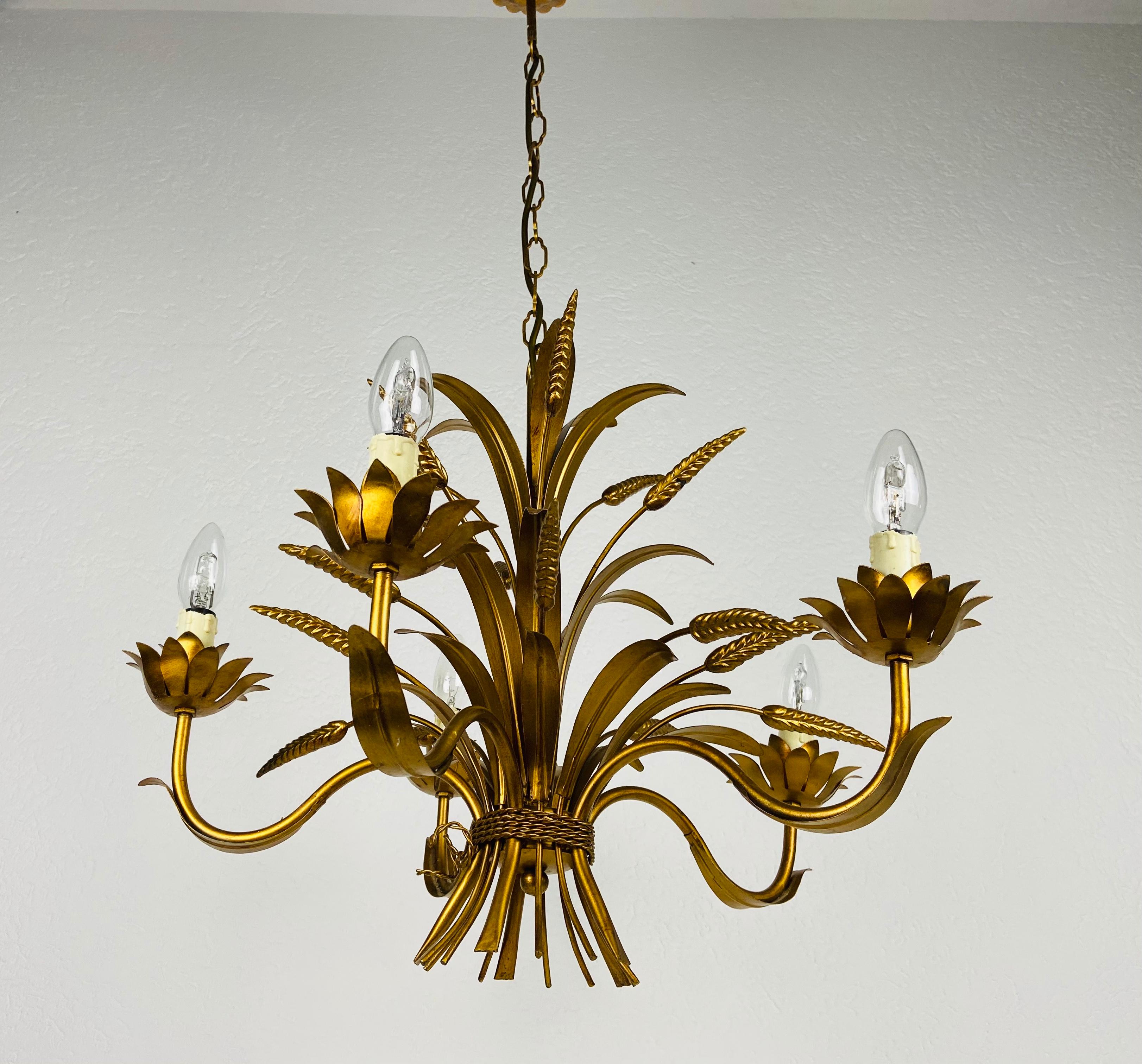 An extraordinary pendant lamp by the German designer Hans Kögl made in Germany in the 1970s. The lamp has a beautiful wheat sheaf design. It is made in the period of Hollywood Regency.

The light requires E14 light bulbs. Works with both 120/220V.