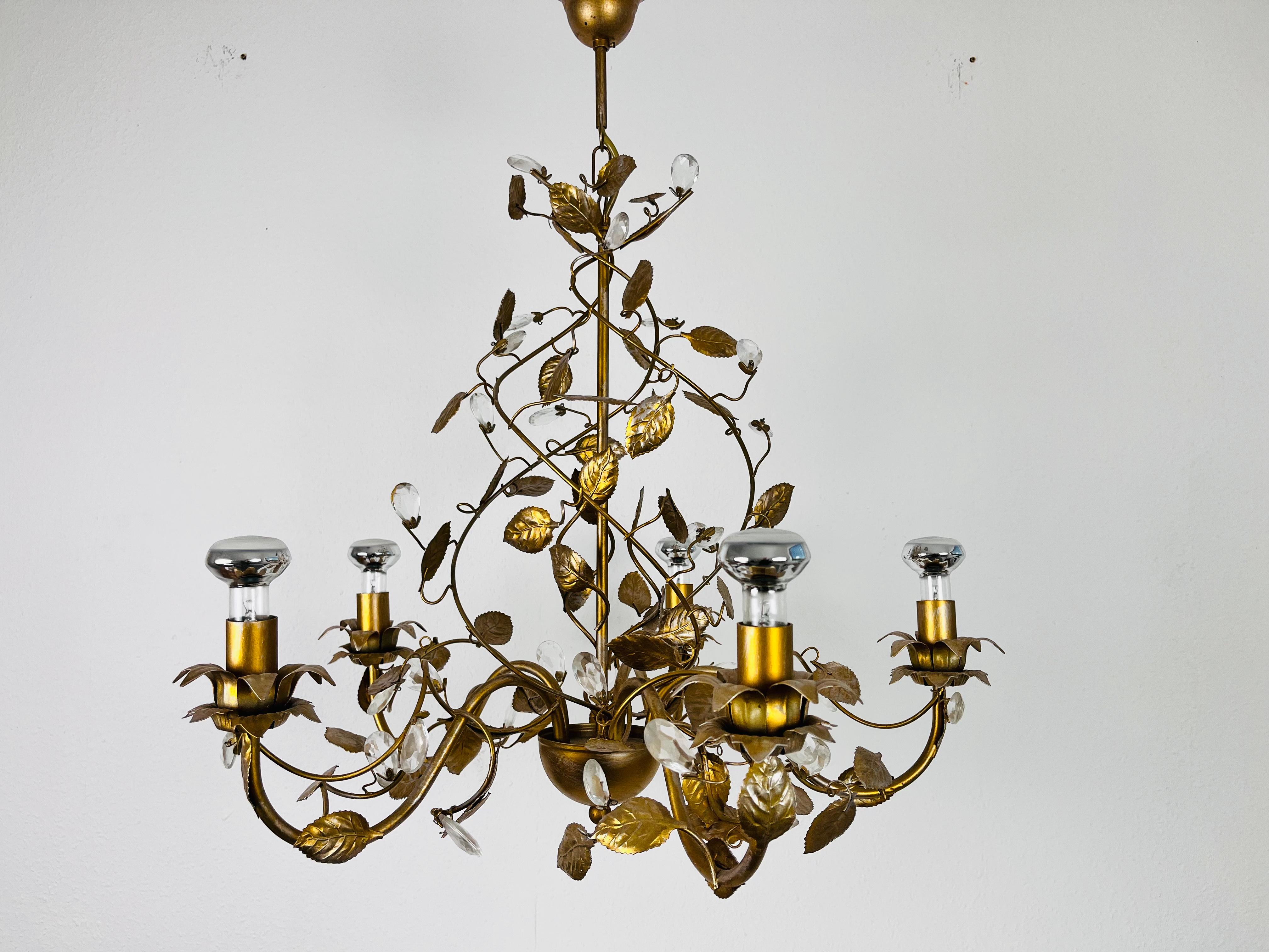 An extraordinary pendant lamp by the German designer Hans Kögl made in Germany in the 1970s. The lamp has a beautiful wheat sheaf design. It is made in the period of Hollywood Regency.

The light requires E14 light bulbs. Works with both 120/220V.