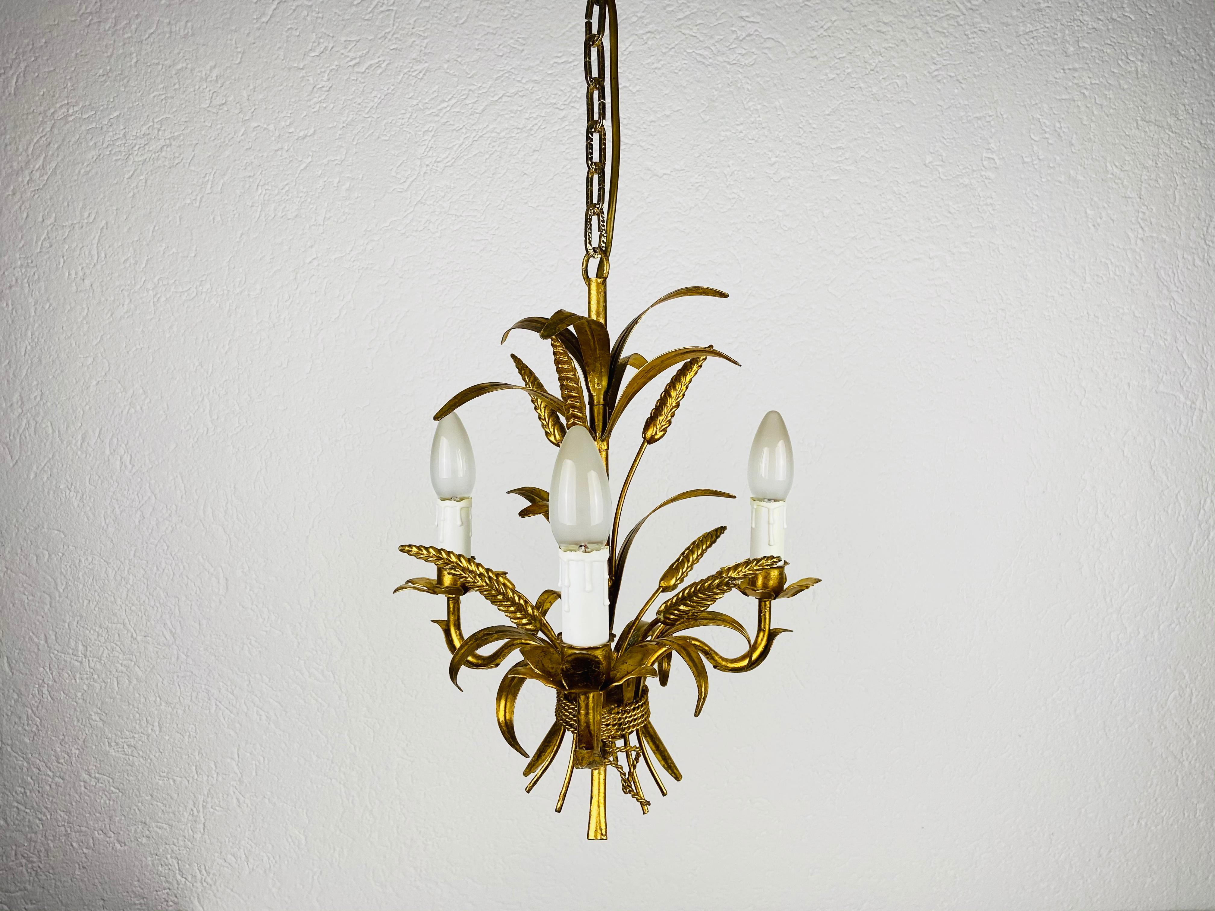 Hollywood Regency Lampada a sospensione a forma di covone di grano dorato di Hans Kögl, Germania, anni '70 in vendita