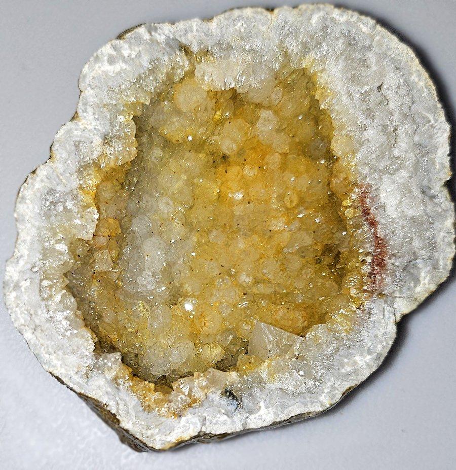 Geode di cristallo dorato, bianco e rosso di Druzy Specimen naturale da esposizione
*****NOTICE: Il nostro negozio 1stDibs si prenderà presto una pausa, quindi il prezzo è temporaneamente più basso.*****
Questo bellissimo geode è piccolo, ma potente