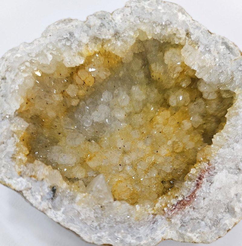 Organico moderno Geode naturale di cristallo dorato, bianco e rosso di Druzy - VENDITA CHIUSA in vendita