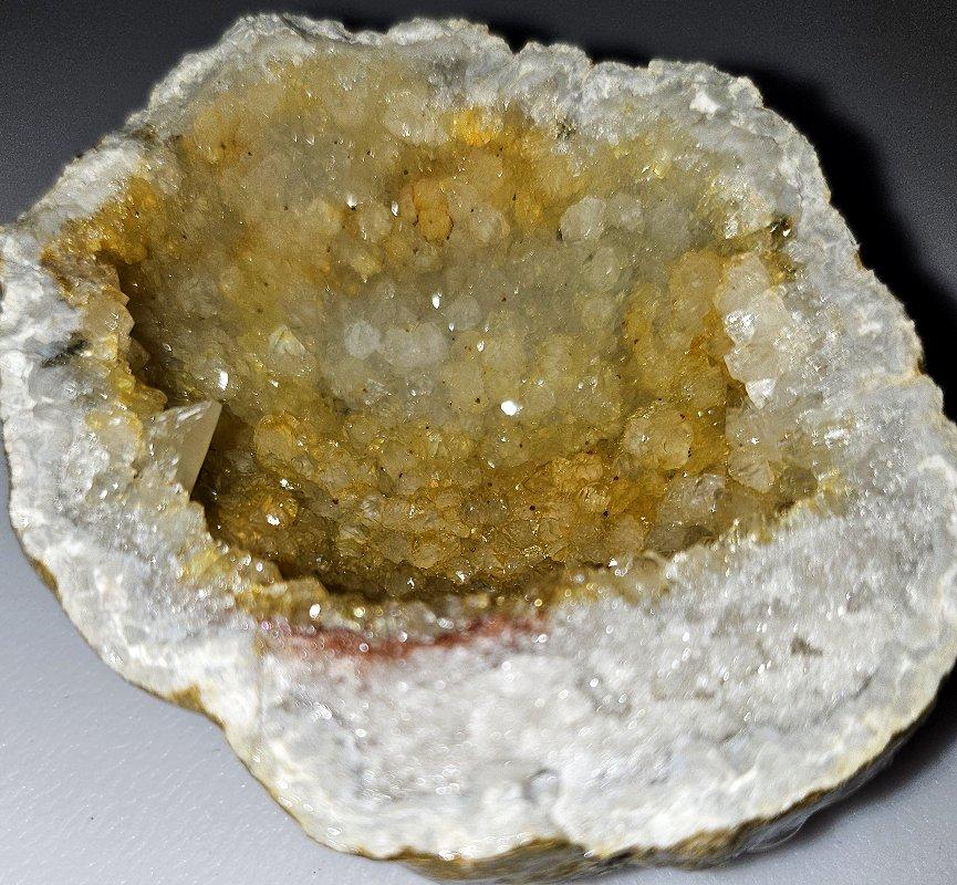 Sconosciuto Geode naturale di cristallo dorato, bianco e rosso di Druzy - VENDITA CHIUSA in vendita