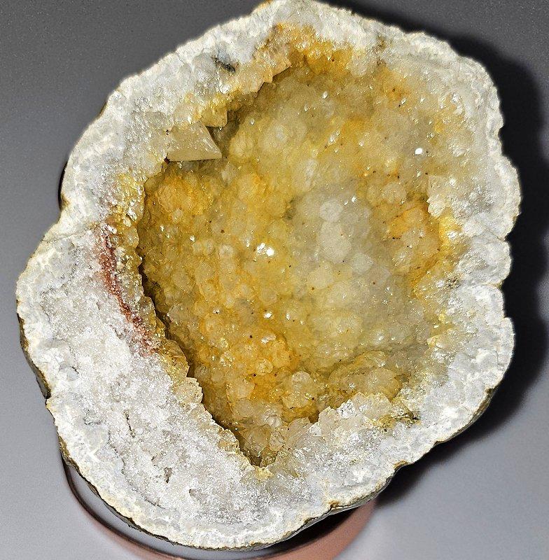 Geode naturale di cristallo dorato, bianco e rosso di Druzy - VENDITA CHIUSA In condizioni buone in vendita a Warrenton, OR