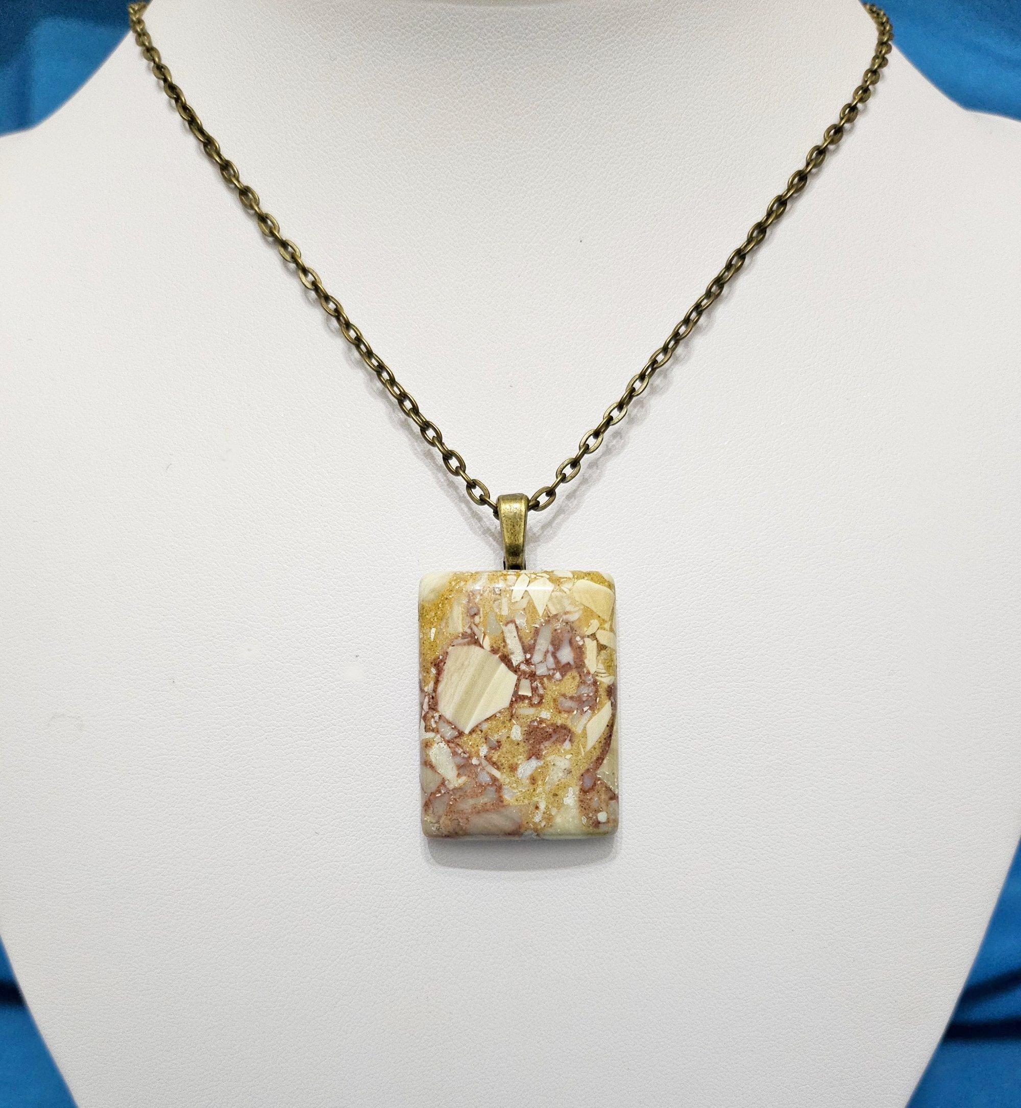 Golden & Wine Tones Semiprecious Stone Anhänger Halskette, Soft Rectangular Beauty im Angebot 2