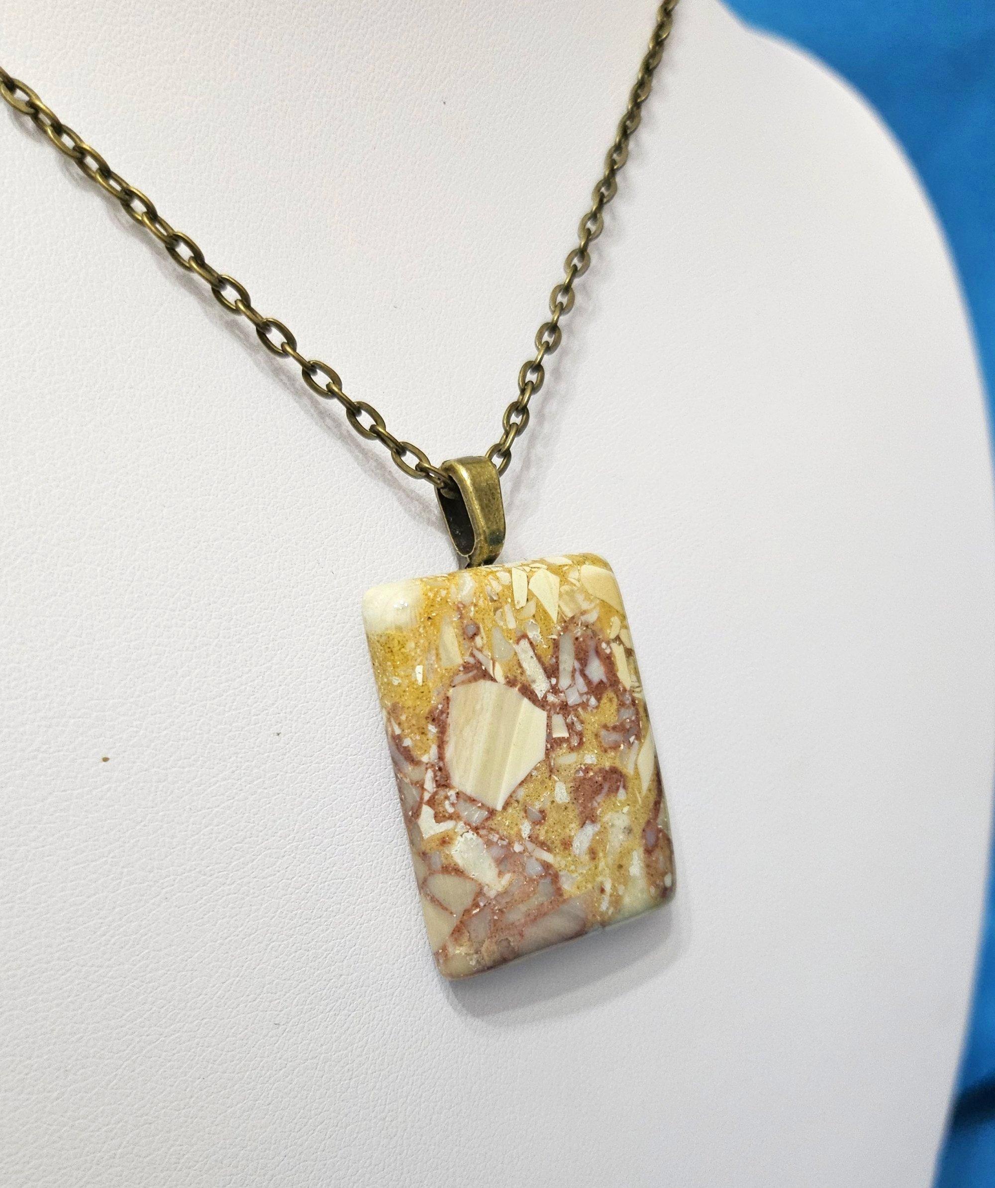 Golden & Wine Tones Semiprecious Stone Anhänger Halskette, Soft Rectangular Beauty.
Wir finden, dass dies ein atemberaubendes Naturwunder eines Anhängers ist, schön und ungewöhnlich. Die Kette und der Bügel sind in einer Art antikem Goldton