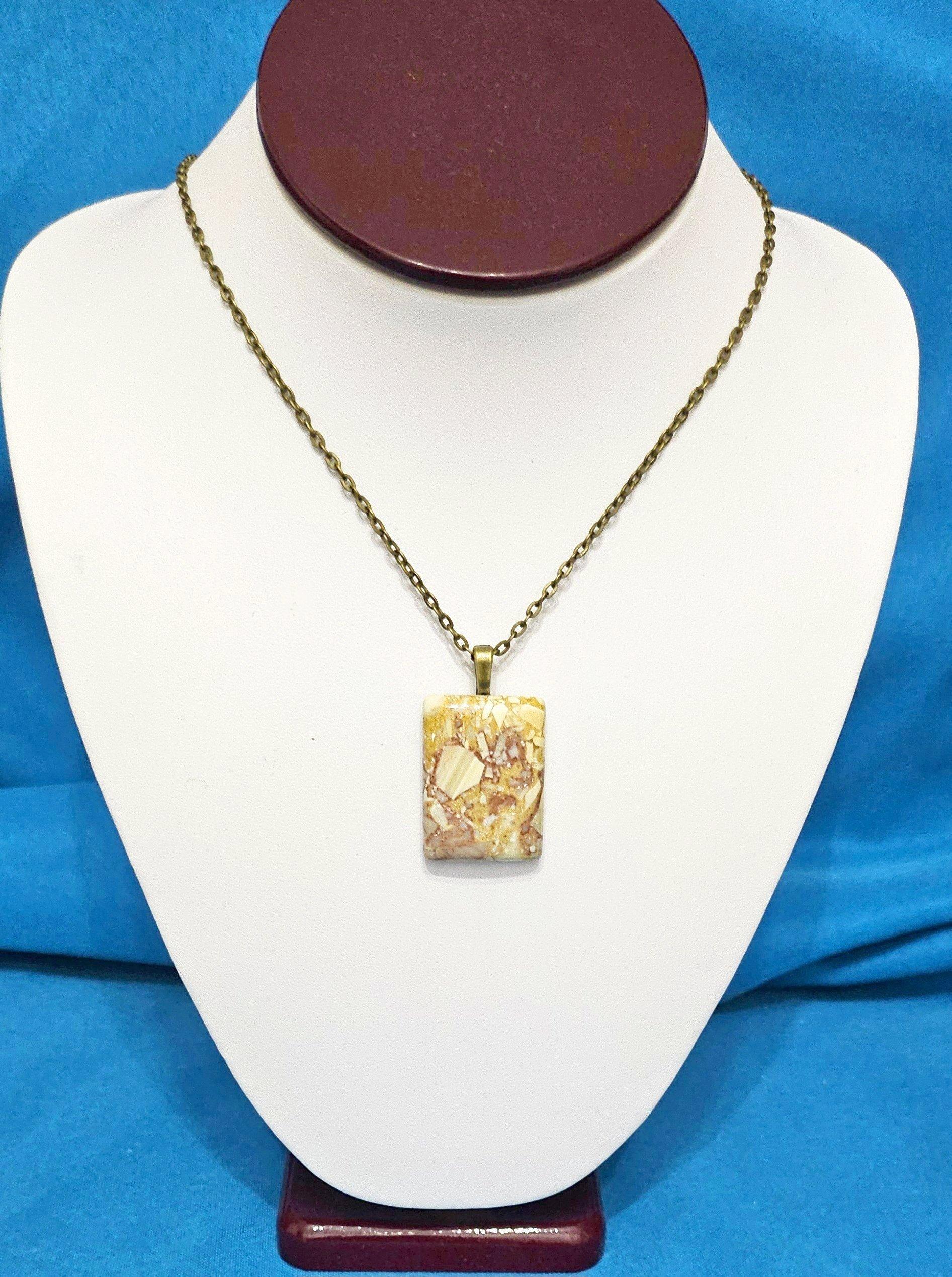 Golden & Wine Tones Semiprecious Stone Anhänger Halskette, Soft Rectangular Beauty (Moderne der Mitte des Jahrhunderts) im Angebot