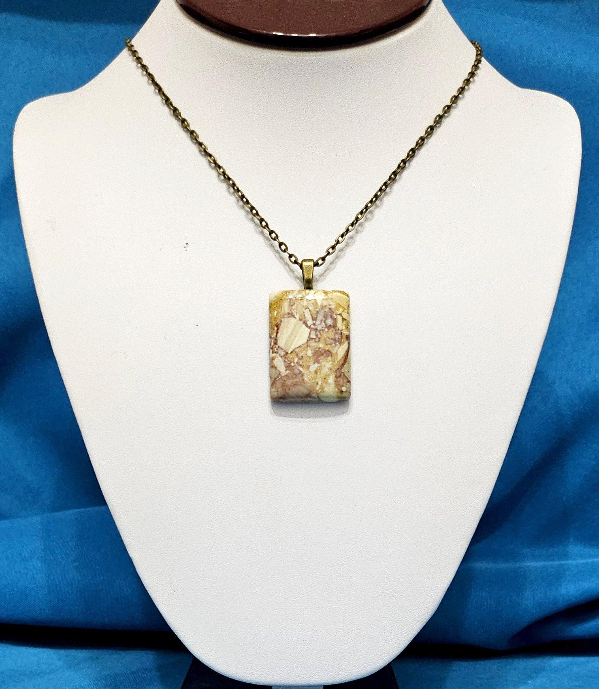 Golden & Wine Tones Semiprecious Stone Anhänger Halskette, Soft Rectangular Beauty (Unbekannt) im Angebot