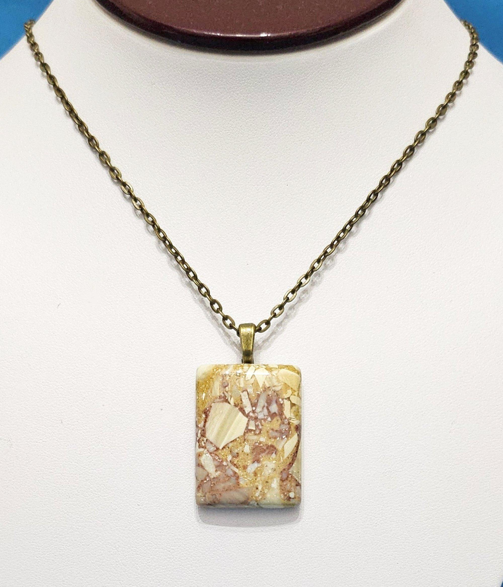 Golden & Wine Tones Semiprecious Stone Anhänger Halskette, Soft Rectangular Beauty (Sonstiges) im Angebot