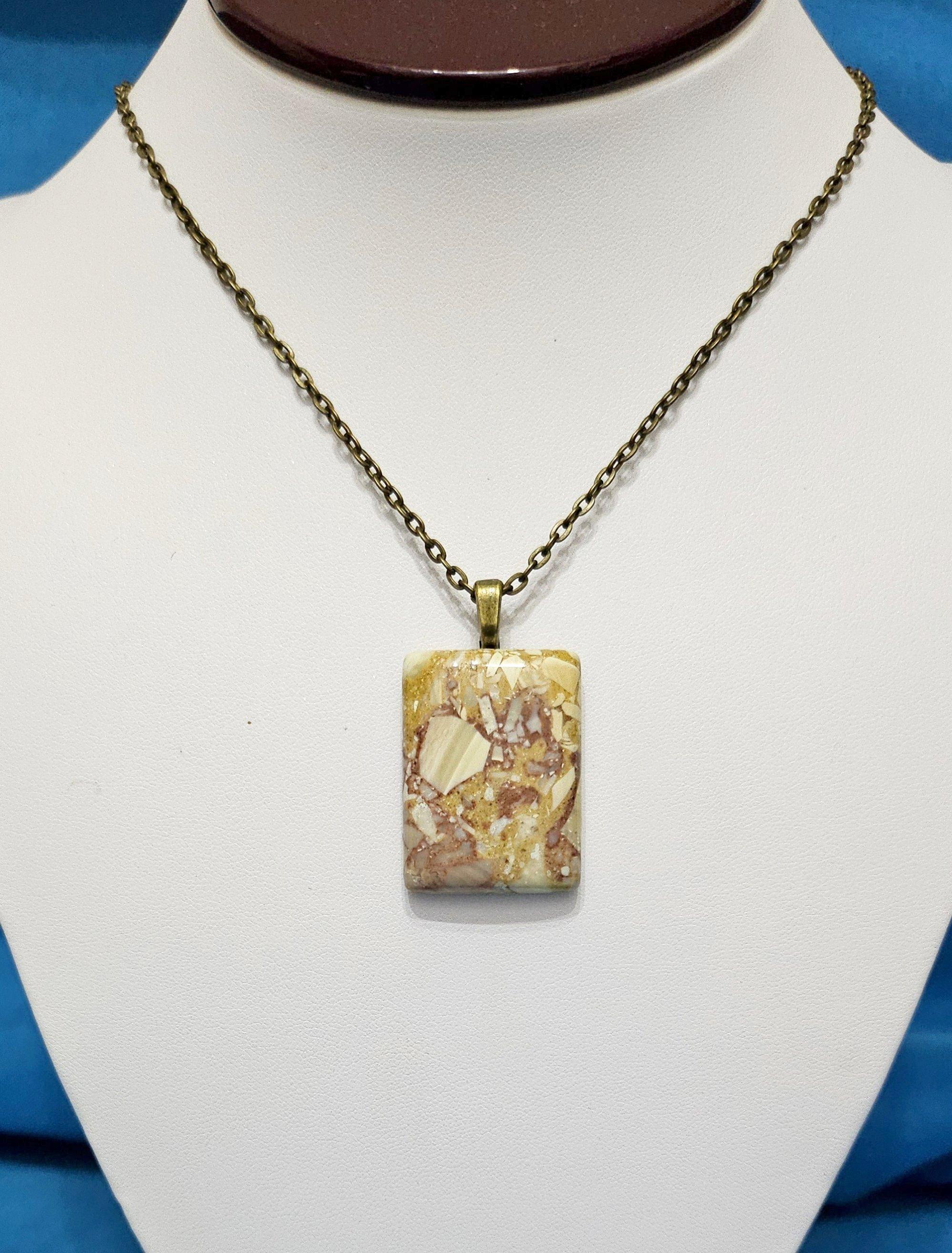 Golden & Wine Tones Semiprecious Stone Anhänger Halskette, Soft Rectangular Beauty im Zustand „Gut“ im Angebot in Warrenton, OR