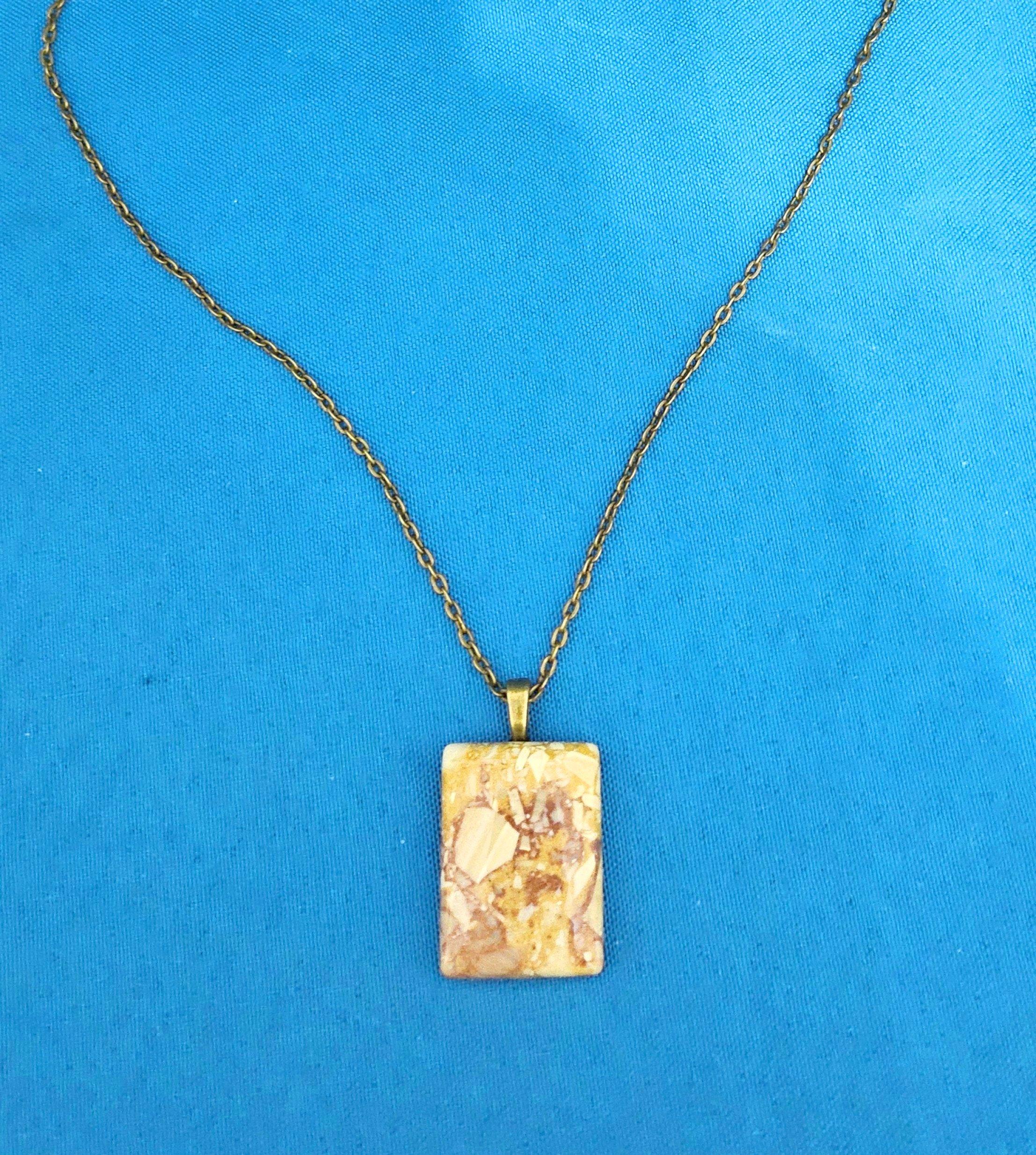 Golden & Wine Tones Semiprecious Stone Anhänger Halskette, Soft Rectangular Beauty (Stein) im Angebot