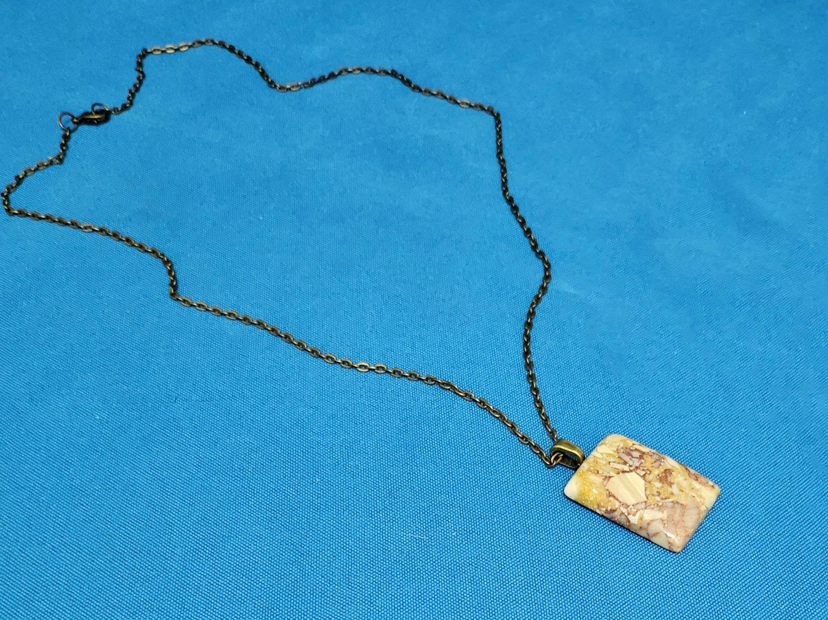 Golden & Wine Tones Semiprecious Stone Anhänger Halskette, Soft Rectangular Beauty im Angebot 1