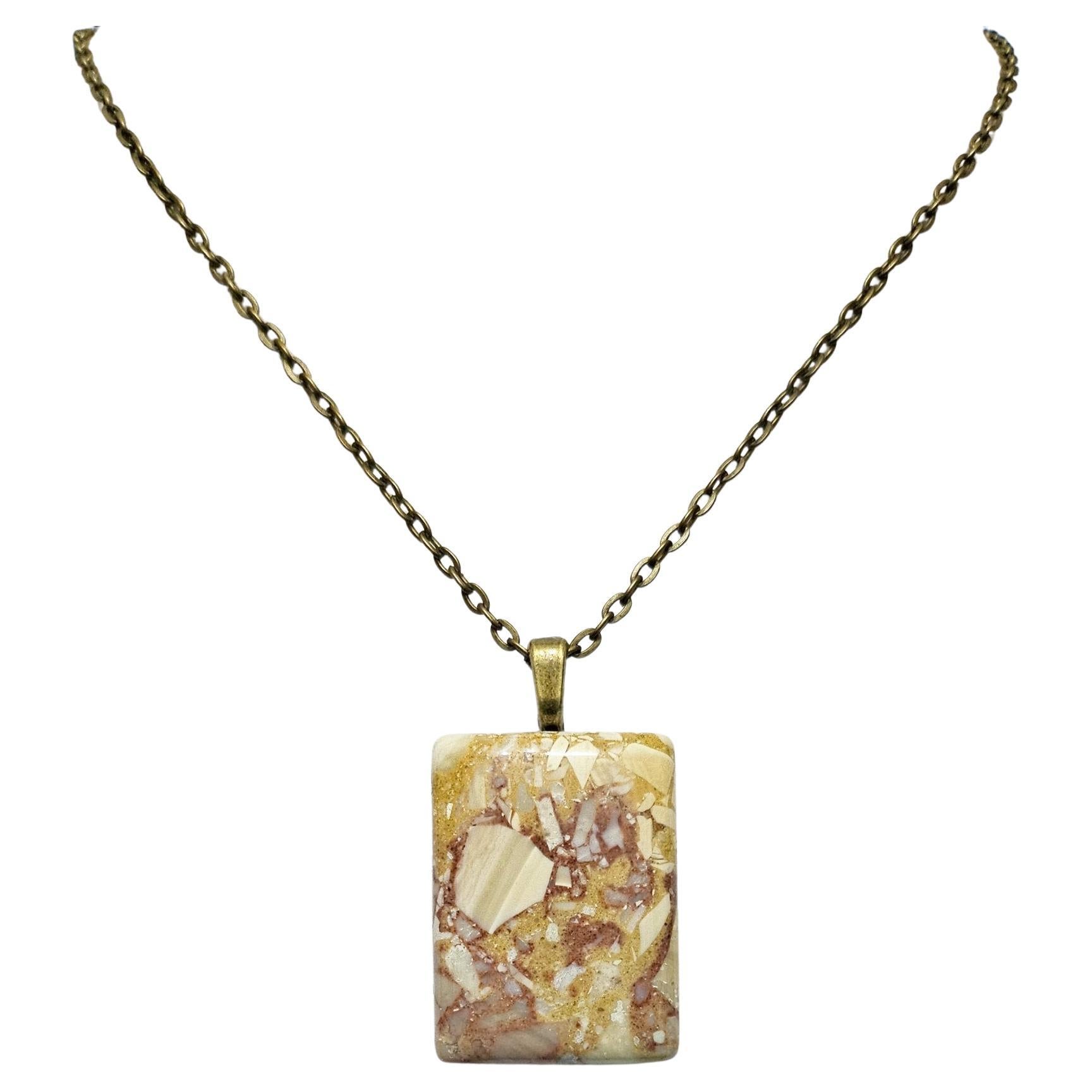 Golden 
Wine Tones Semiprecious Stone Anhänger Halskette, Soft Rectangular Beauty im Angebot