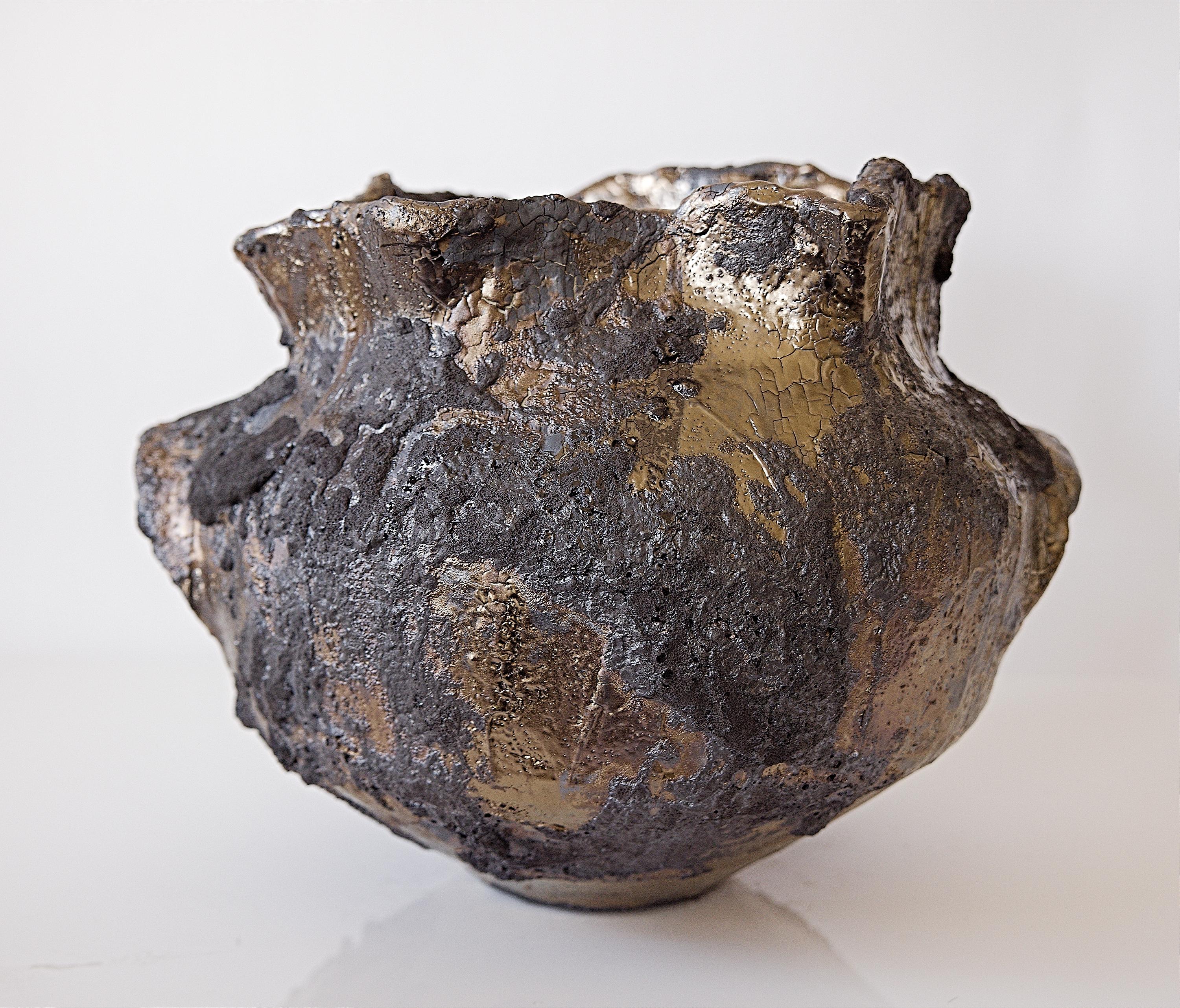 Eleva il tuo arredamento con il Wood Studio Golden Winter di The Shine Studios. Questo grande capolavoro scolpito a mano è ricoperto di oro metallico, con un'accattivante texture nera e varie sfumature d'oro. Il suo design unico fa sì che ogni giro