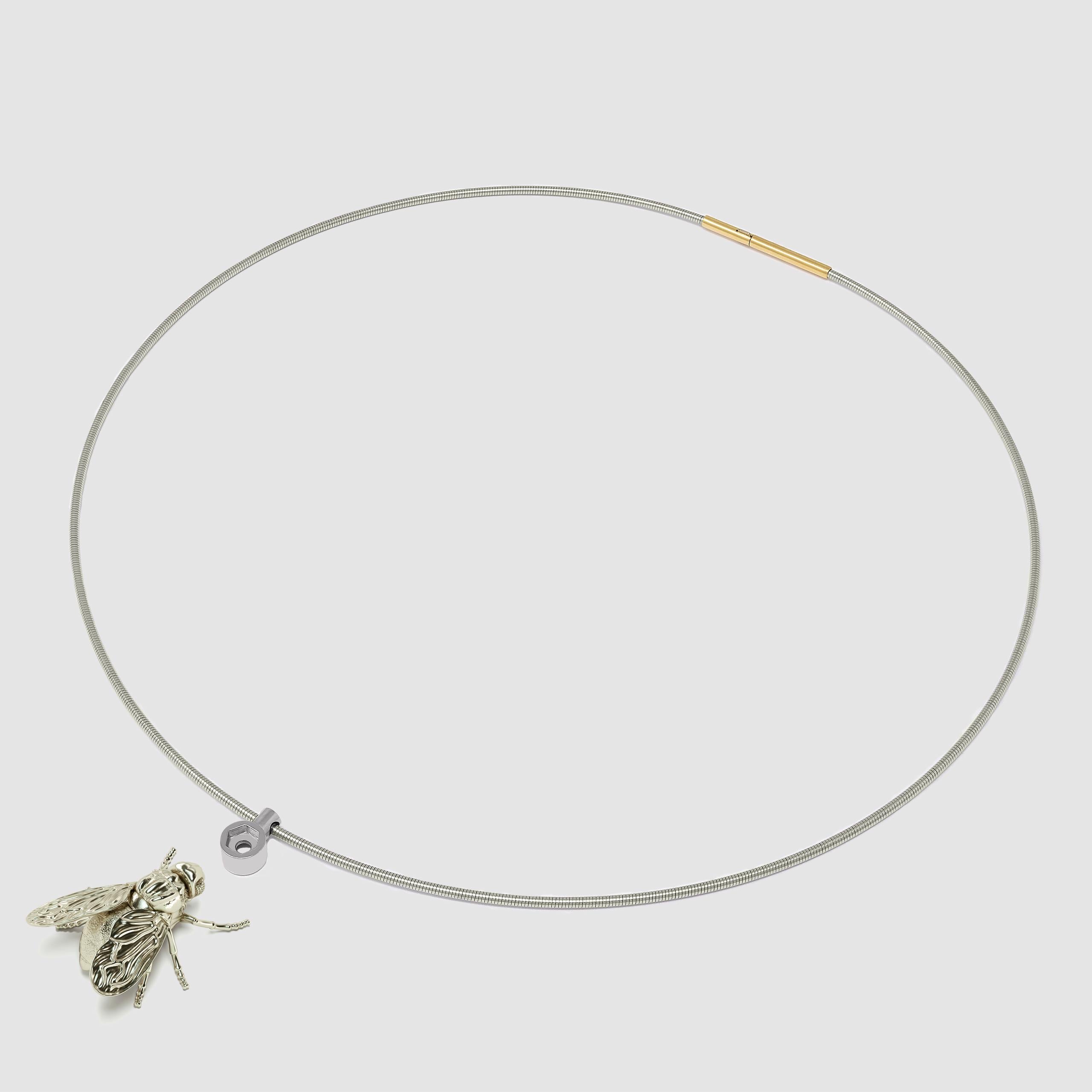 Necklace with Pendant Fly, 18K and Surgical Steel
·Flexible steel necklace with clasp of yellow gold, 18K
·Pendant Fly in White Gold, 18K

You can mount or remove the Fly from the Necklace. This is only possible with a surgical steel mechanism.