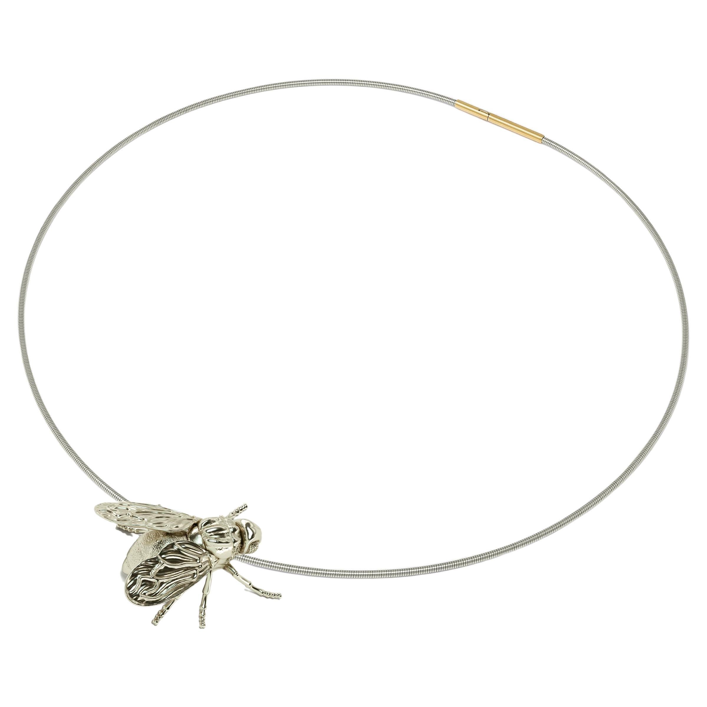 Collier en or 18 carats et acier avec pendentif en forme de mouche, collier de nature en vente