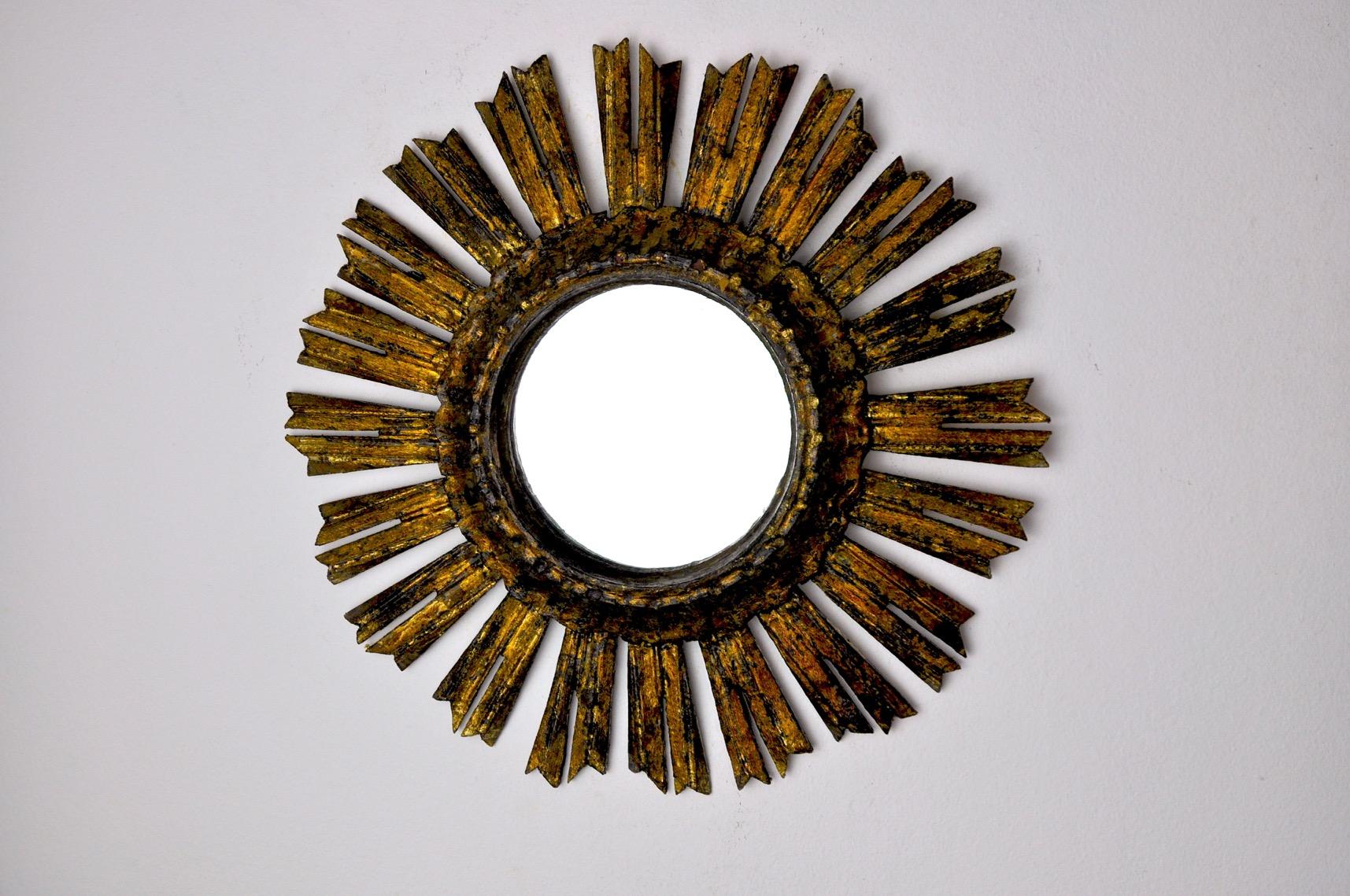Very beautiful sun mirror in gilded wood dating from the beginning of the 20th century. Superb woodworking, gold leaf finish. Very nice patina, mirror in perfect condition. Unique objects that will decorate wonderfully and bring a real design touch
