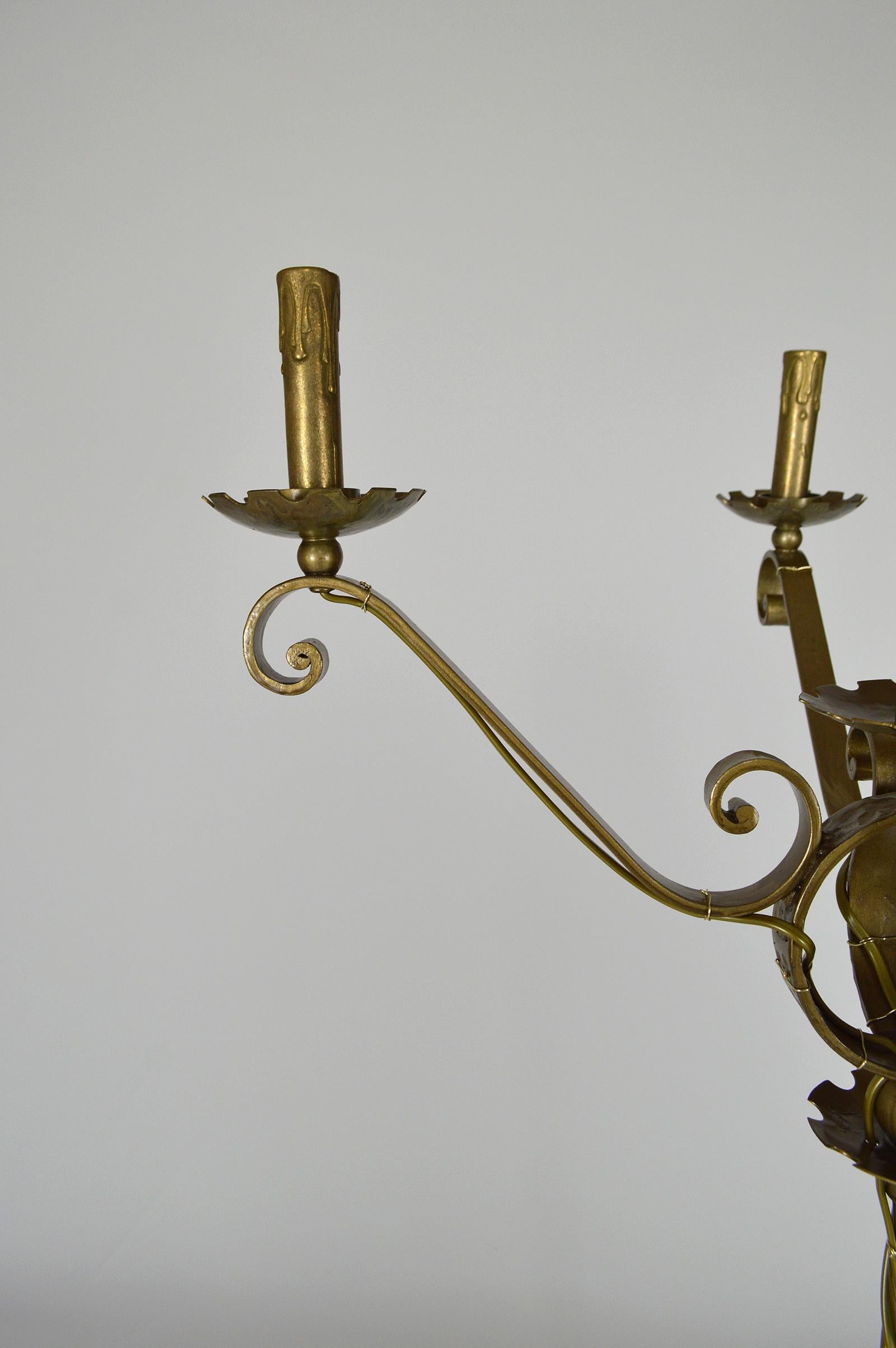 Lampadaire à 5 lumières en fer forgé doré, milieu du siècle dernier, France en vente 4