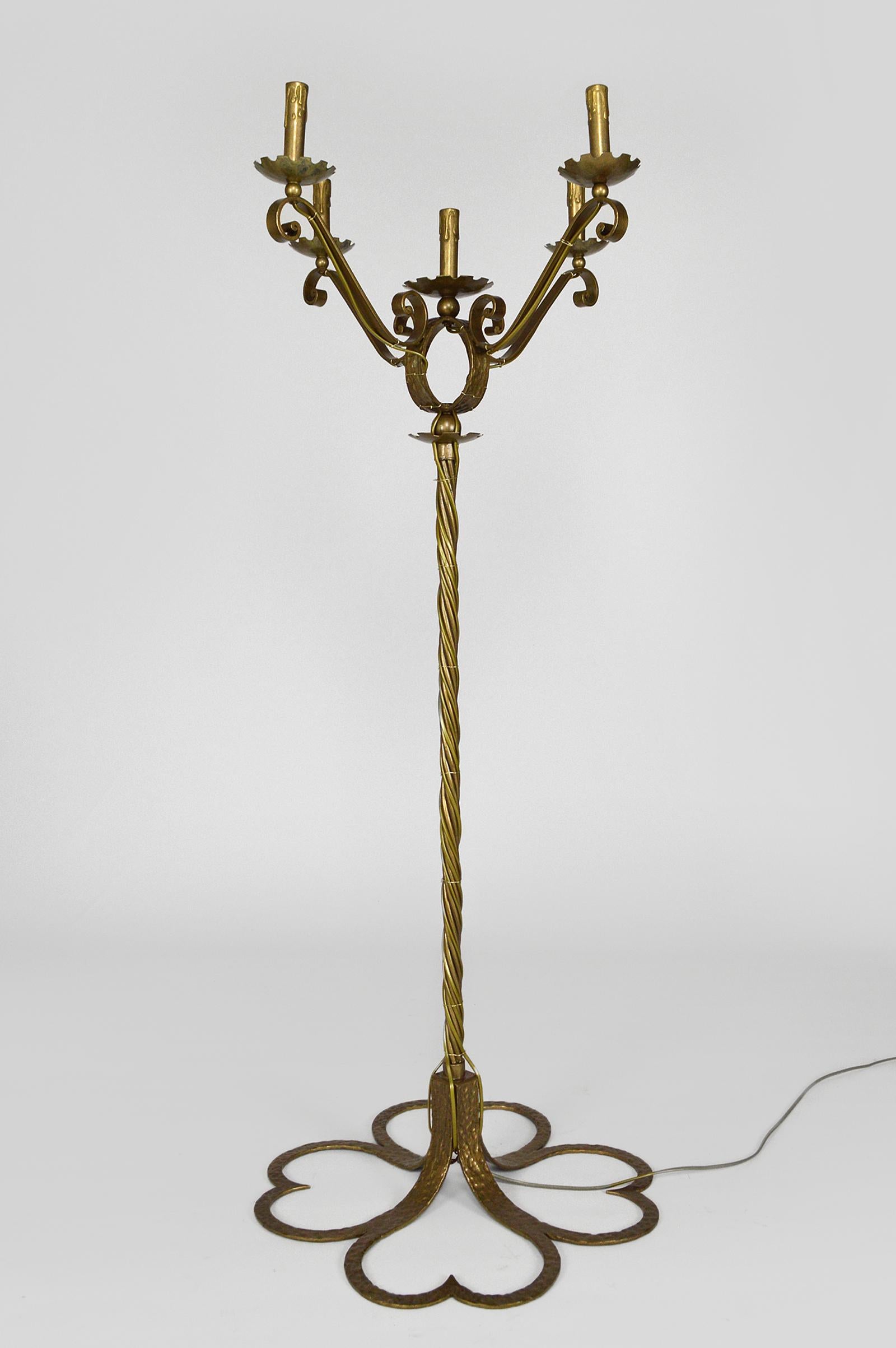 Floor lamp / torchiere / candlestick in gilded wrought iron.
5 lights. Clover / heart shaped base.

Mid century, France.

In excellent condition, electricity redone.

Dimensions :
Height 141cm
Diameter 60cm.

    